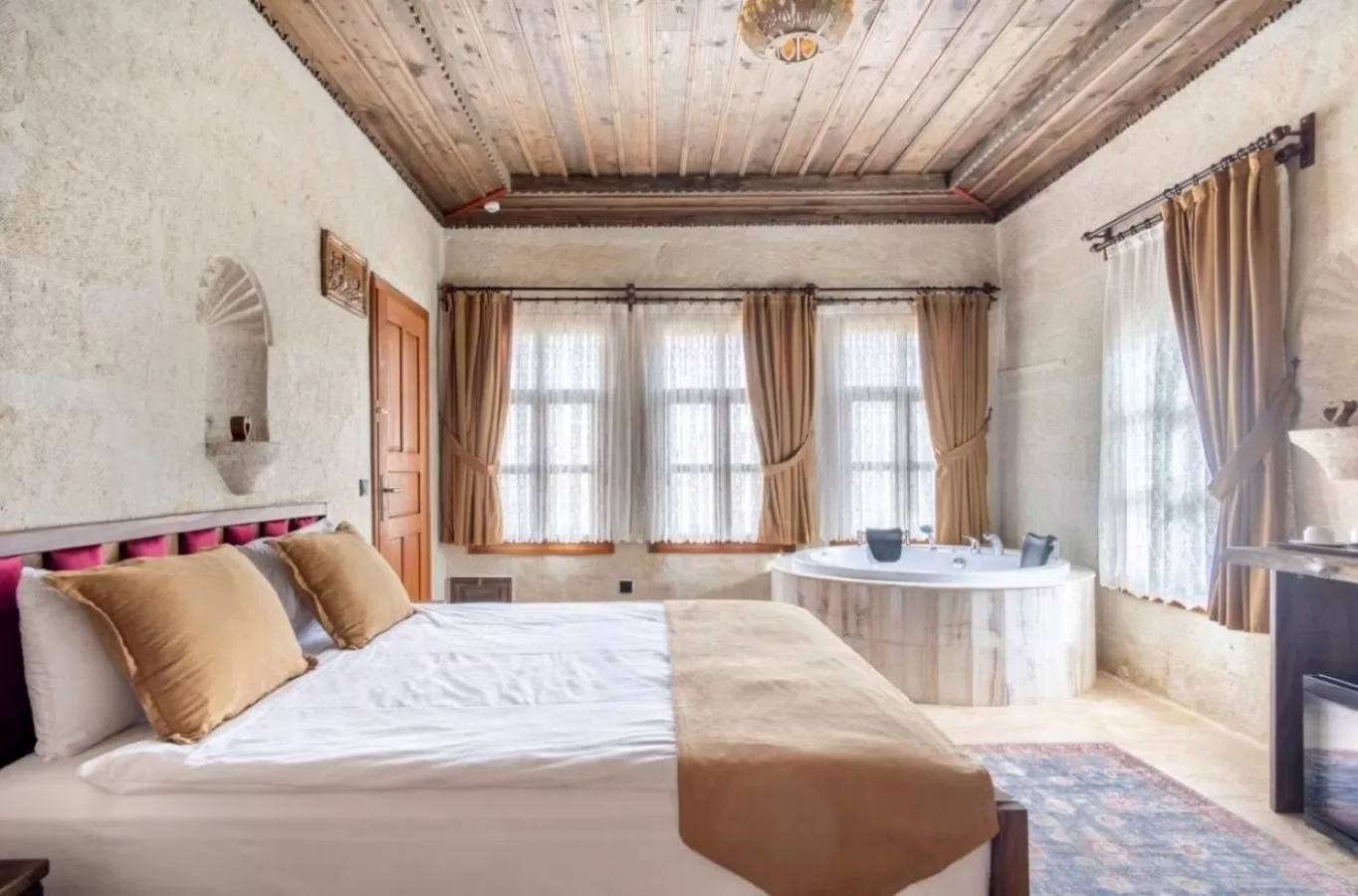 Hot Tub, Bed in Uzay Cave Suite Hotel