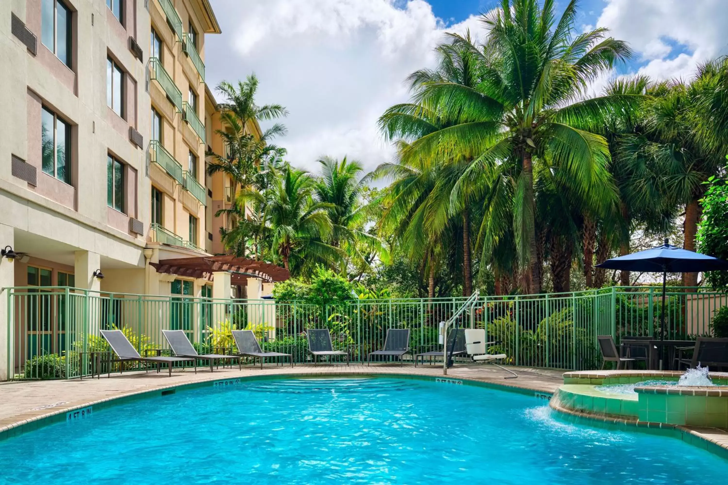 Swimming Pool in Courtyard Fort Lauderdale SW Miramar