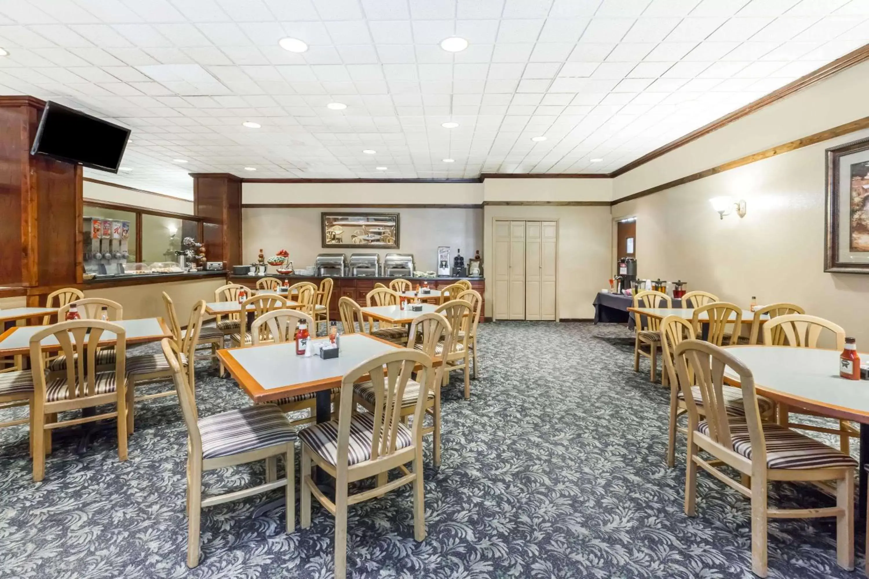 Restaurant/Places to Eat in Ramada by Wyndham Lansing Hotel & Conference Center