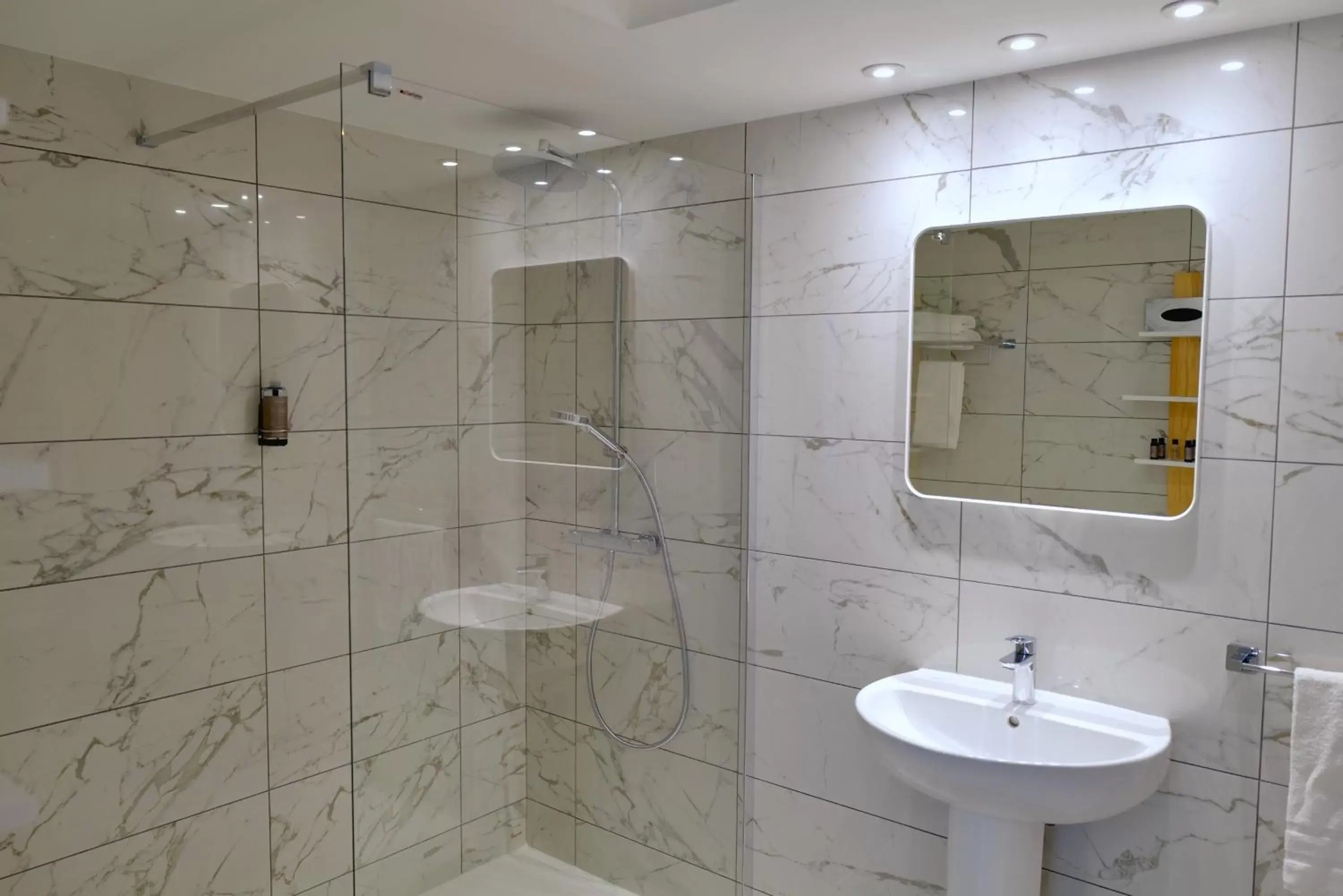 Shower, Bathroom in Résidence Carlton - Entièrement rénové