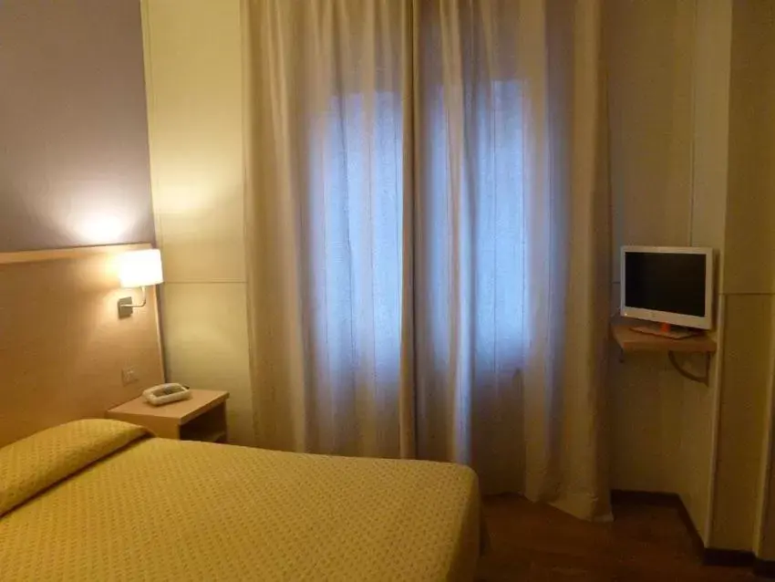 Bed, TV/Entertainment Center in Hotel Da Cesare
