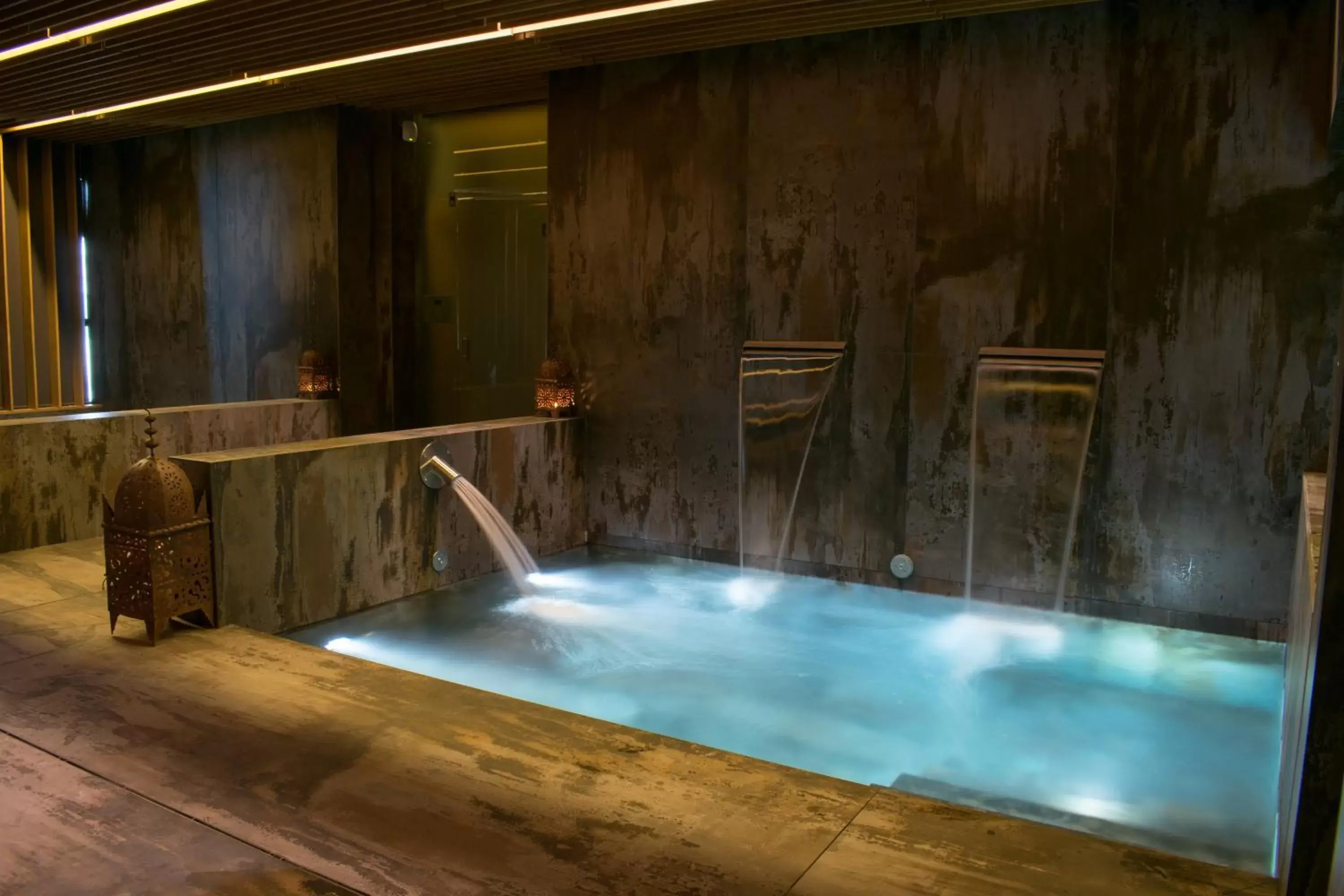 Hot Spring Bath, Swimming Pool in Rafa Nadal Residence