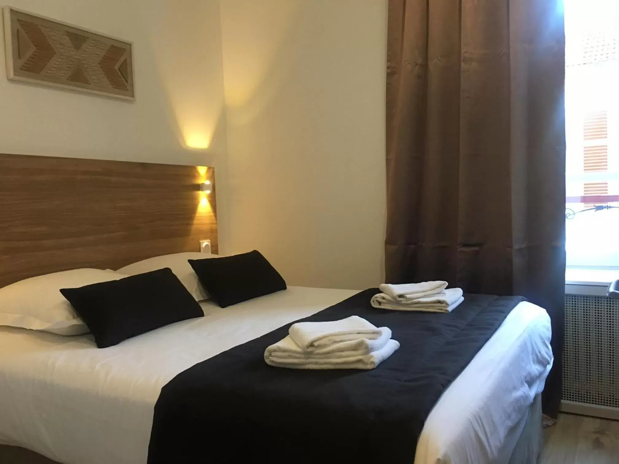 Bed in Hôtel Le Biarritz - Vichy