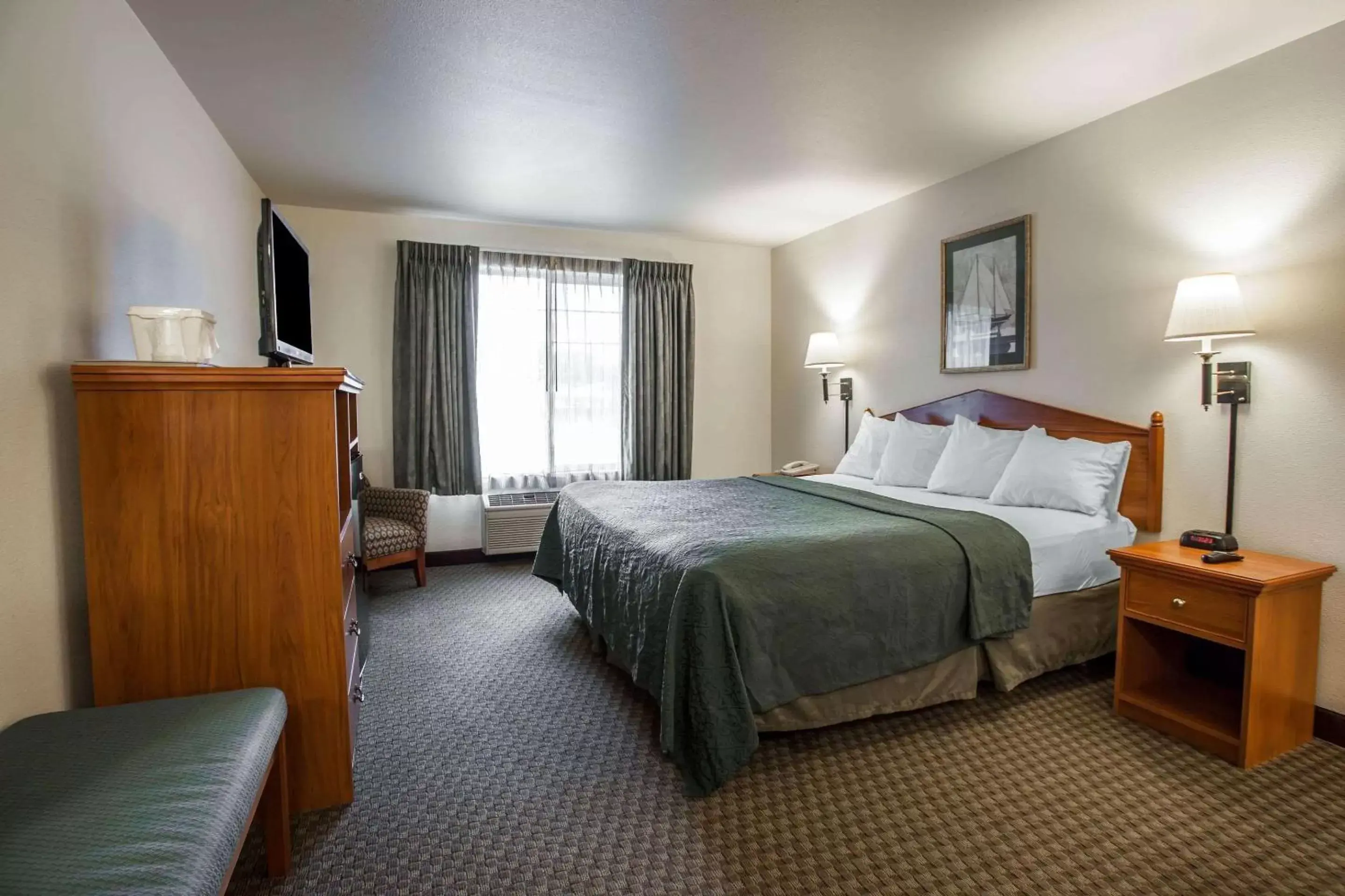Photo of the whole room, Bed in Quality Inn & Suites Federal Way - Seattle