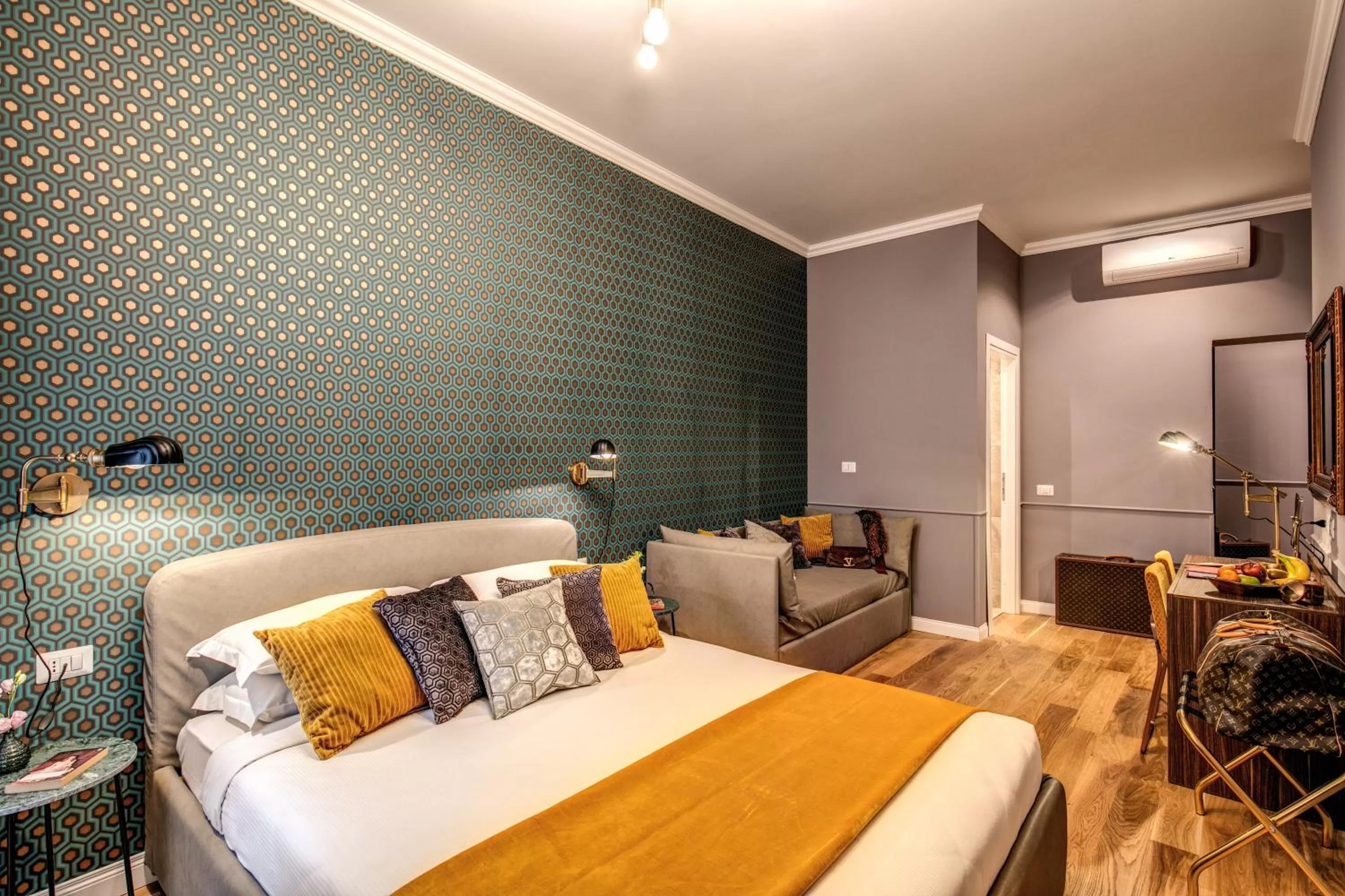 Bed in Tree Charme Parliament Boutique Hotel