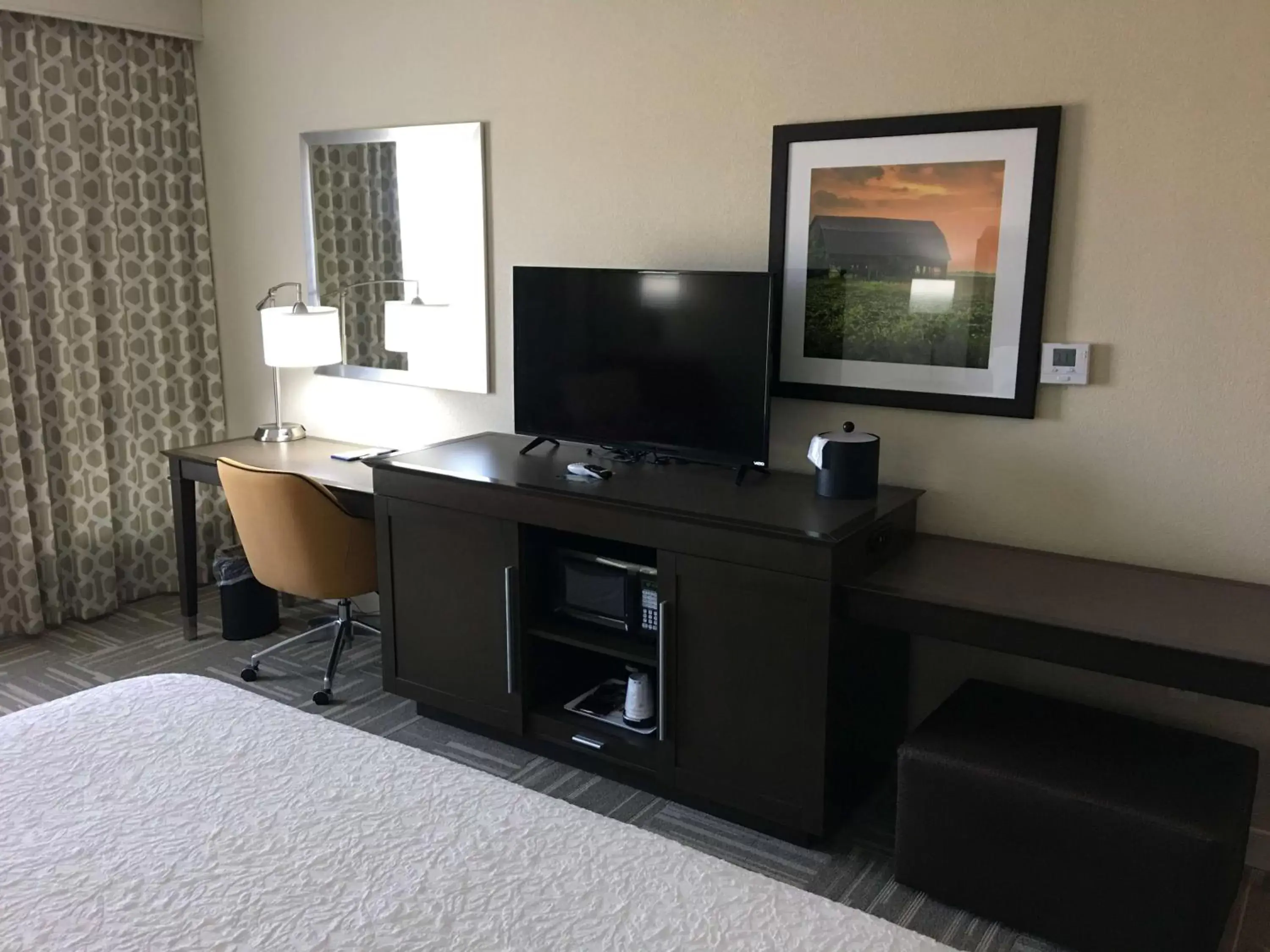 Bedroom, TV/Entertainment Center in Hampton Inn McPherson