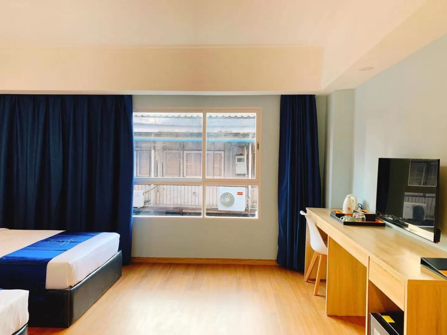 Photo of the whole room, Bed in Sapphire Hotel Silom Bangkok