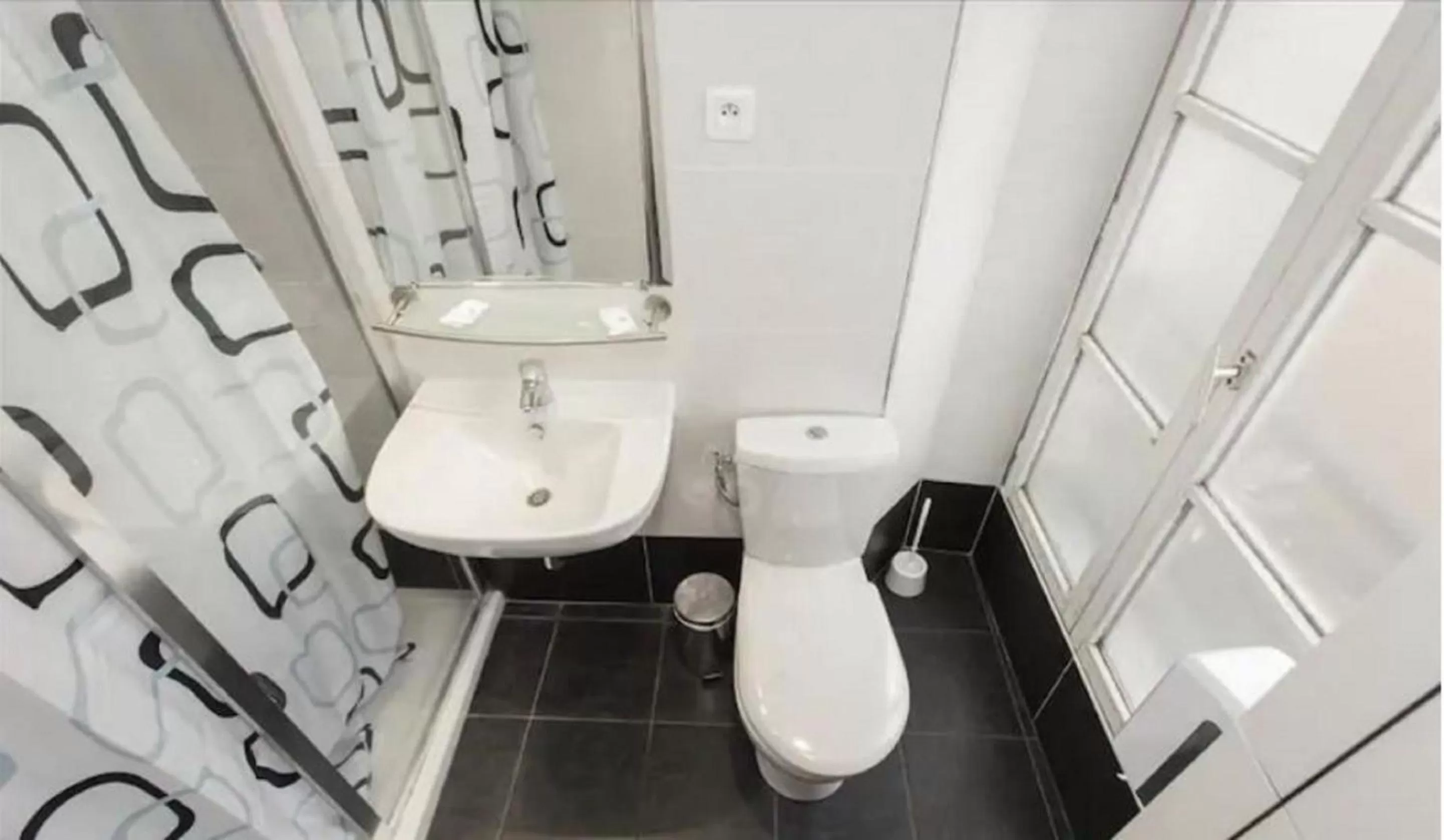 Bathroom in Absolute Hotel Paris République