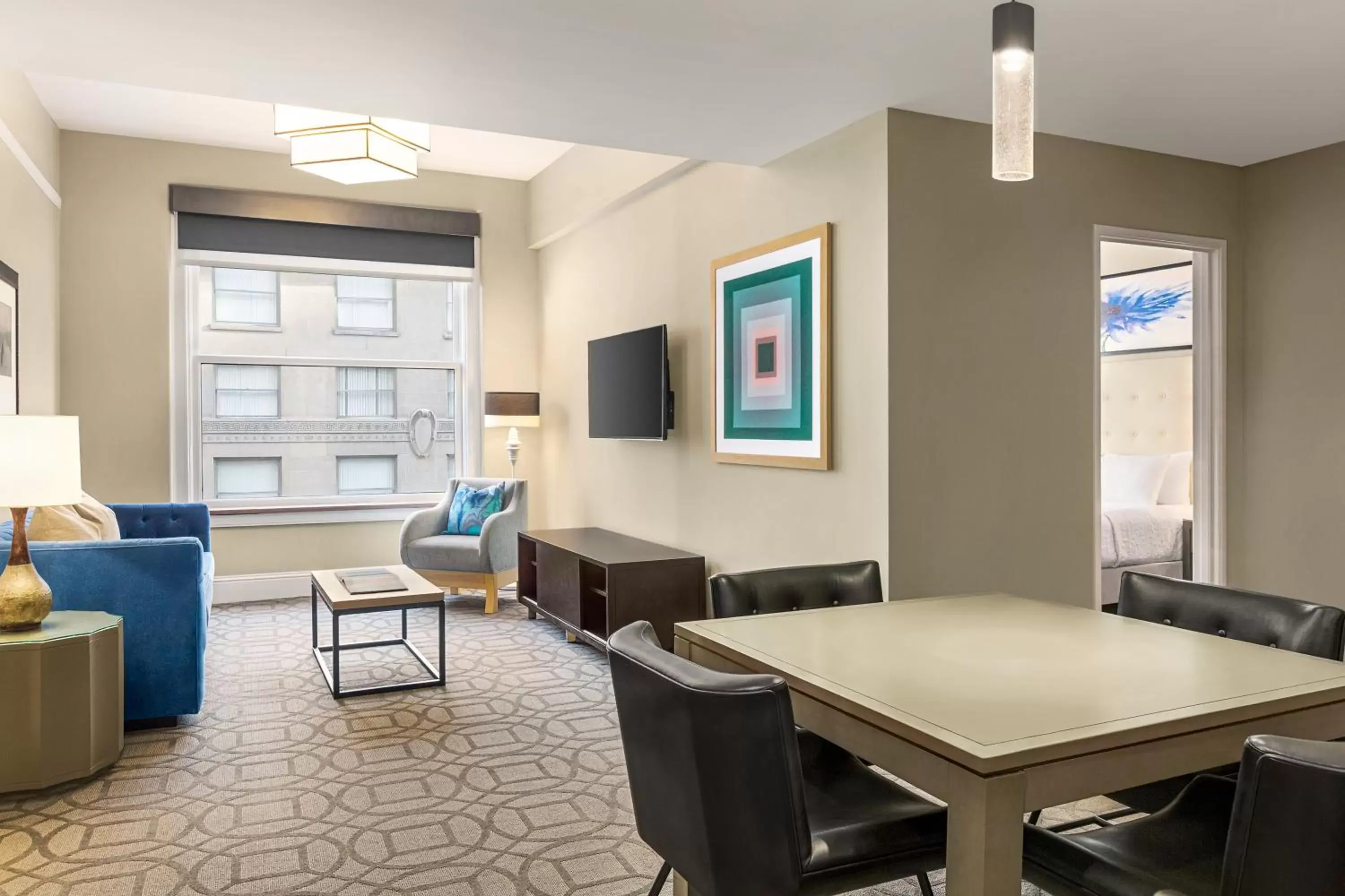 Kitchen or kitchenette, Dining Area in Magnolia Hotel Denver, a Tribute Portfolio Hotel