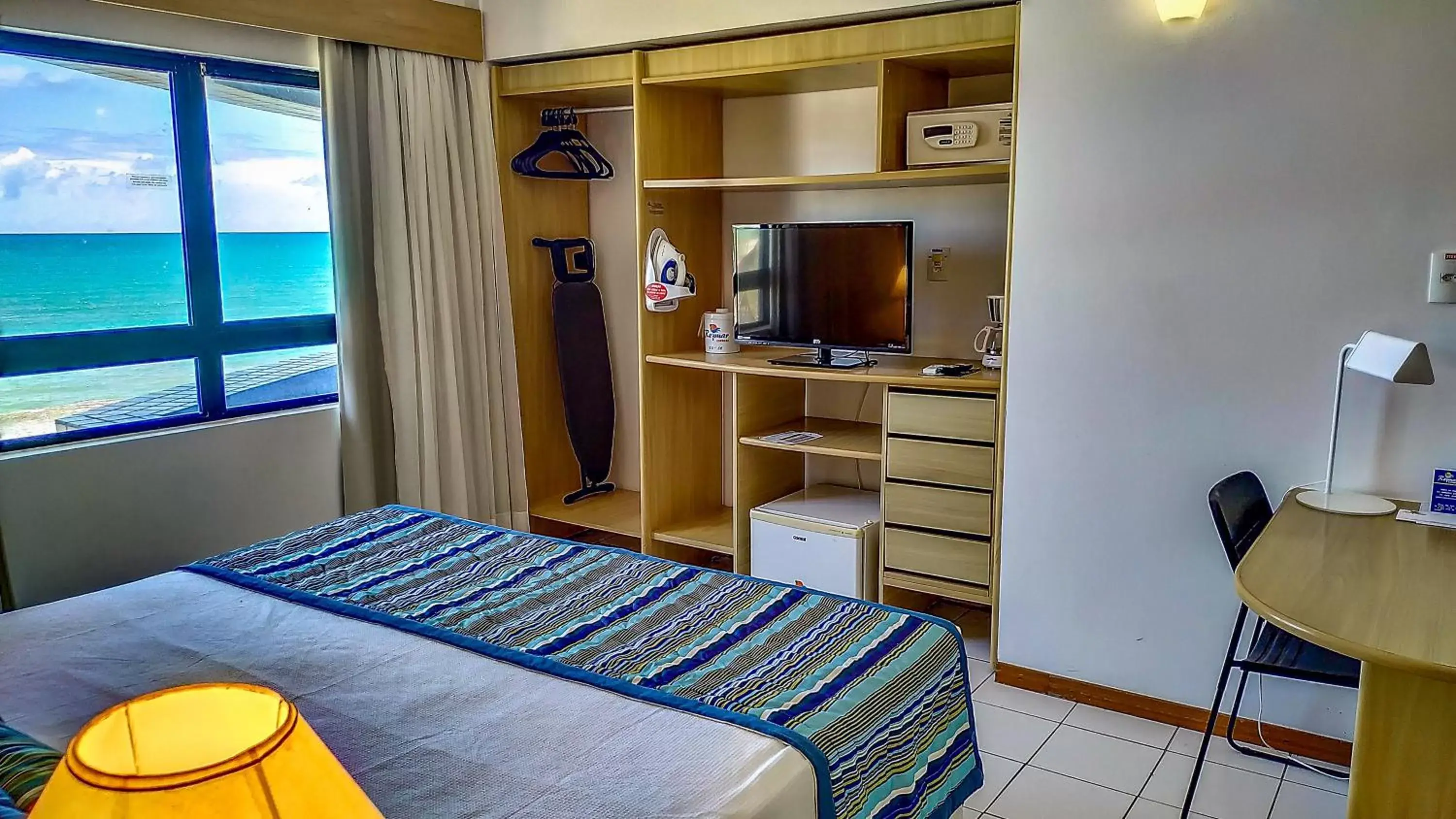 Bed, TV/Entertainment Center in Hotel Reymar Express