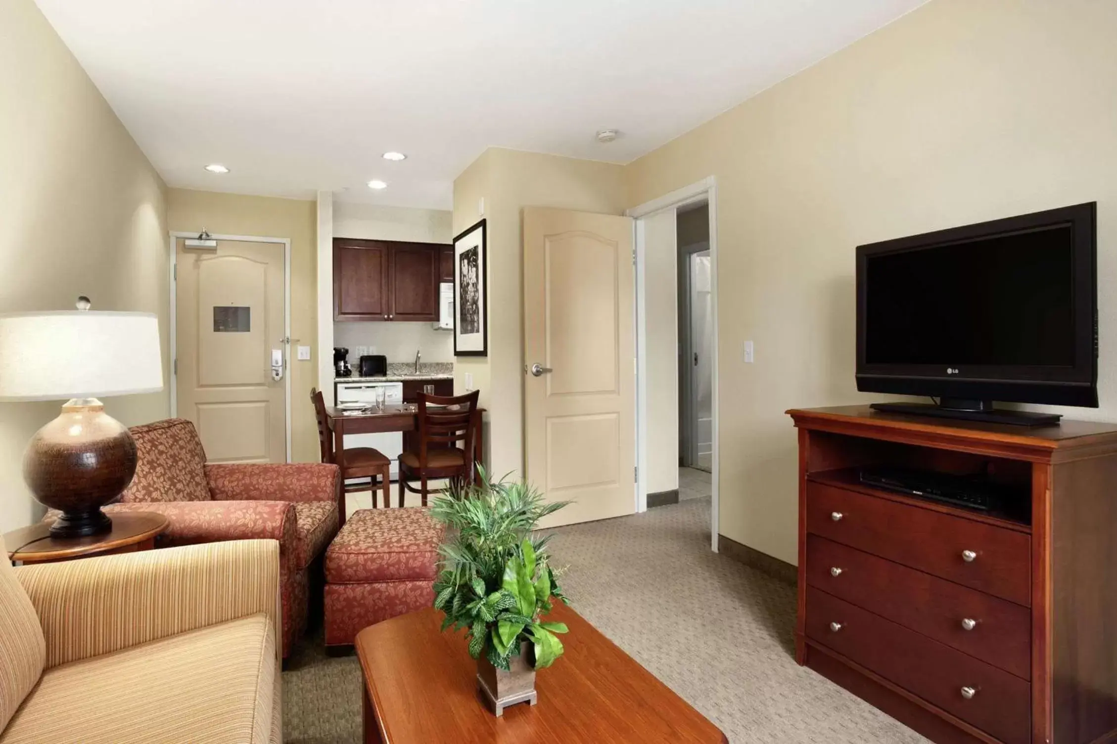 Bedroom, TV/Entertainment Center in Homewood Suites by Hilton Denver - Littleton