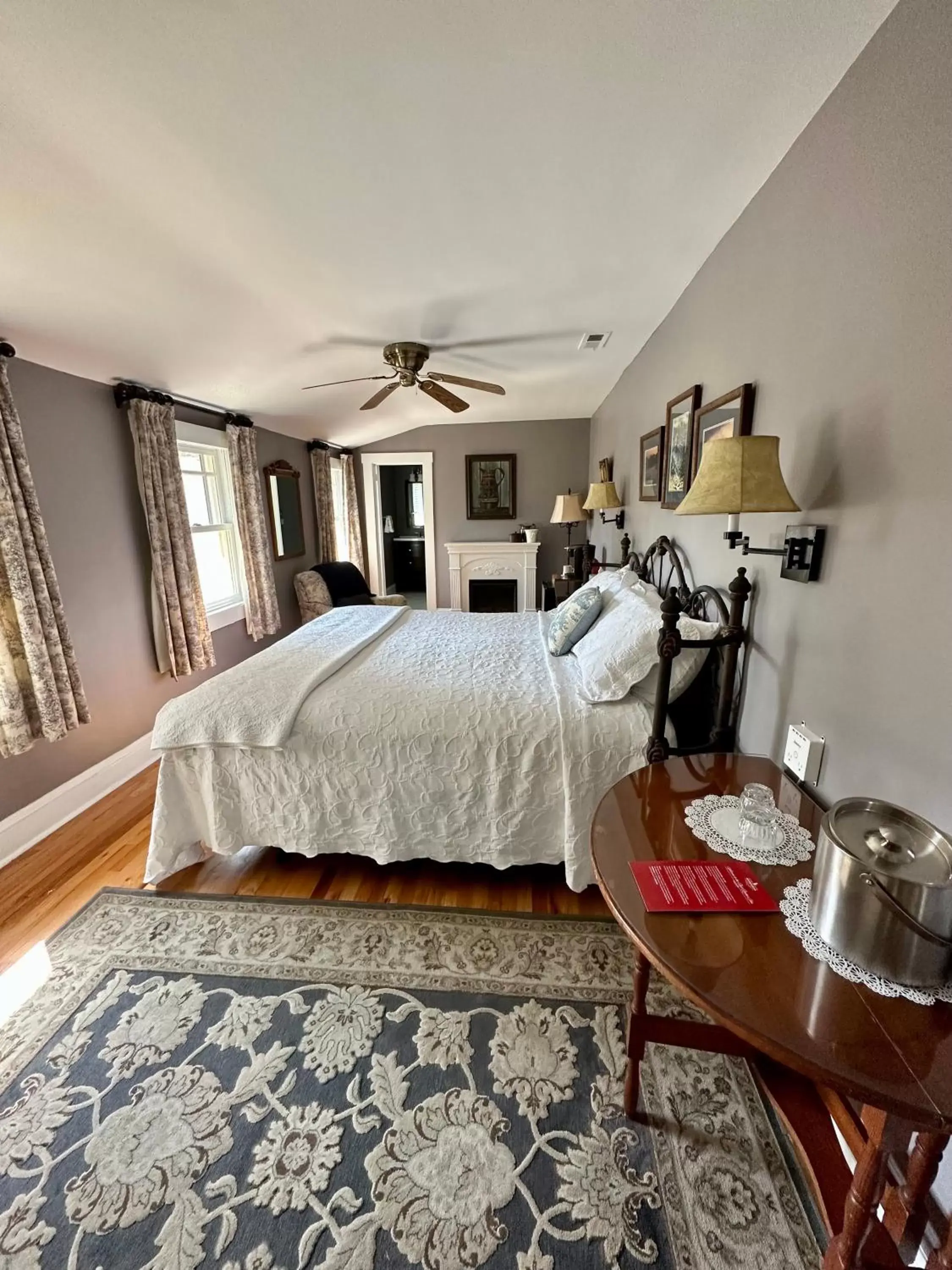 Bed in Red Rocker Inn Bed in Red Rocker Inn