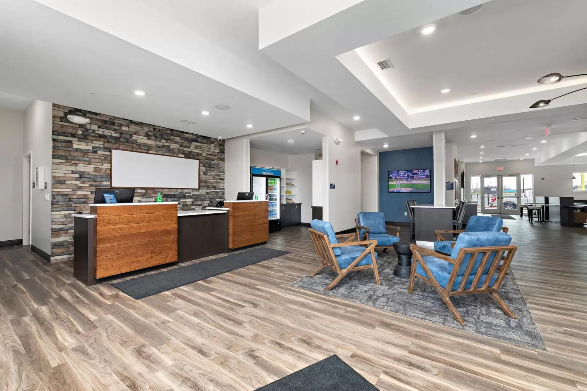 Property building, Lobby/Reception in Holiday Inn Express Kansas City North Parkville, an IHG Hotel