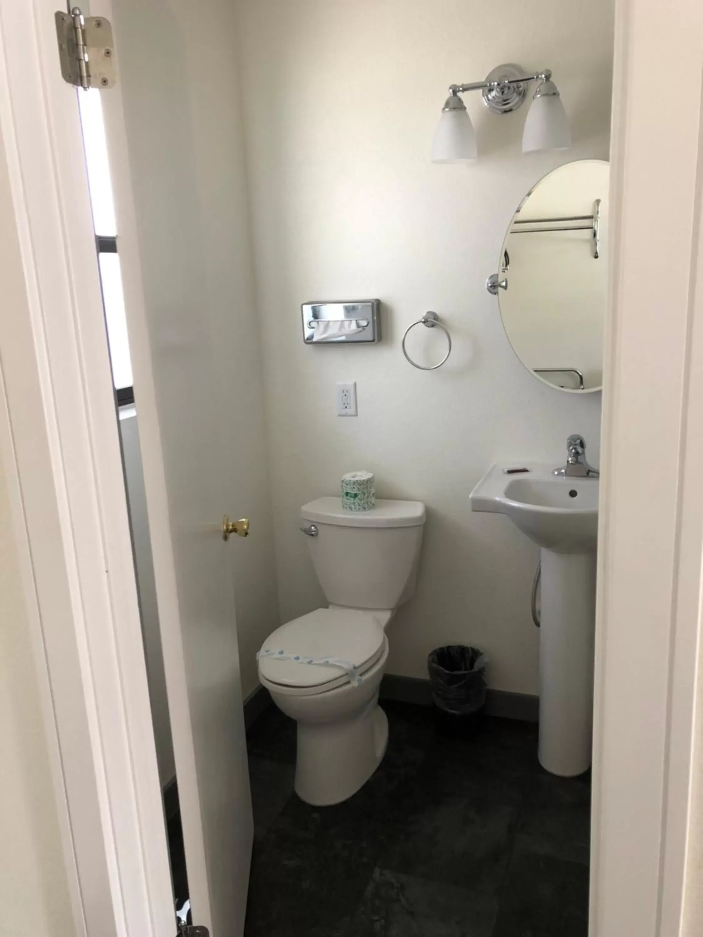 Toilet, Bathroom in El Rancho Motel