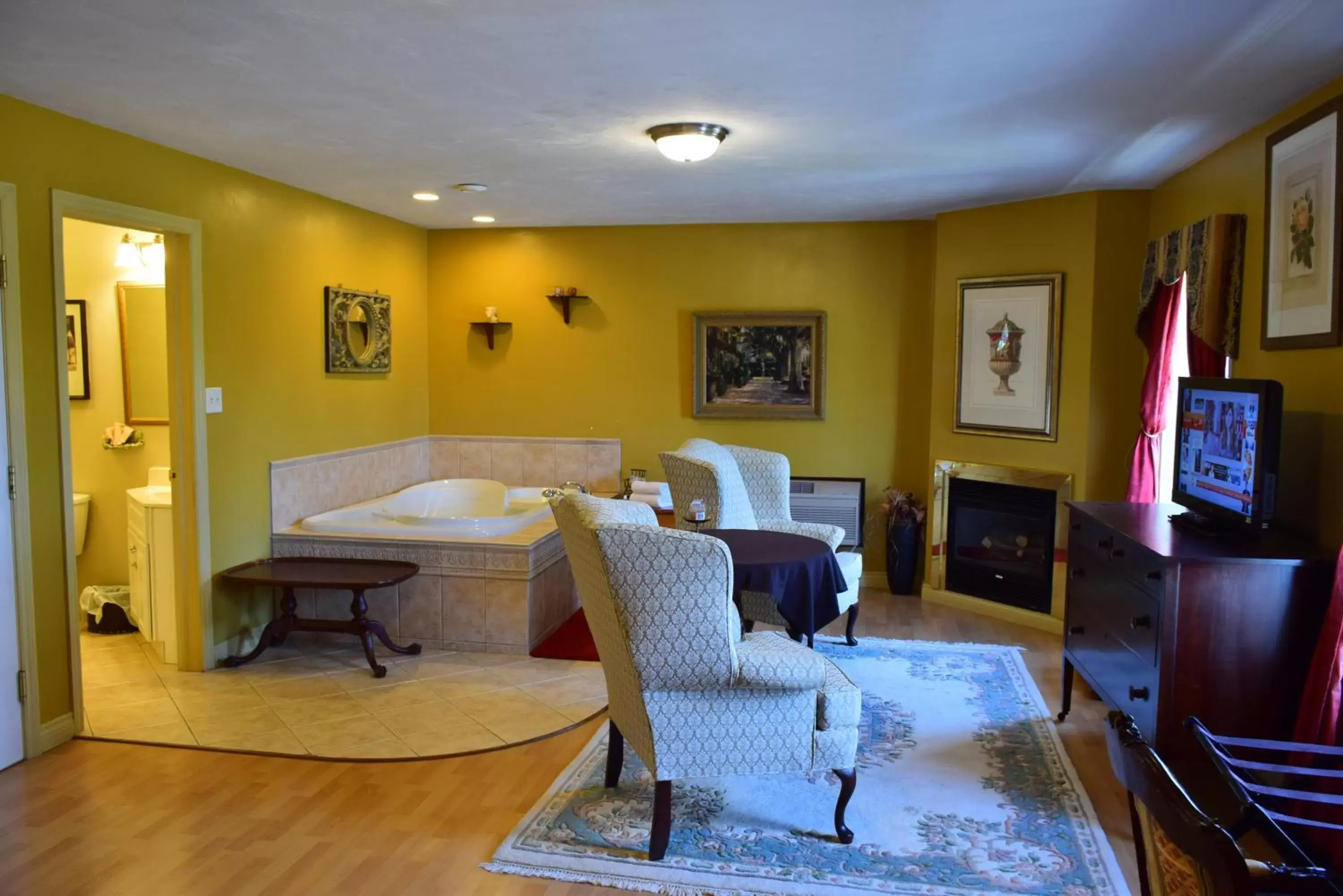 Bedroom, Seating Area in Auberge Wild Rose Inn