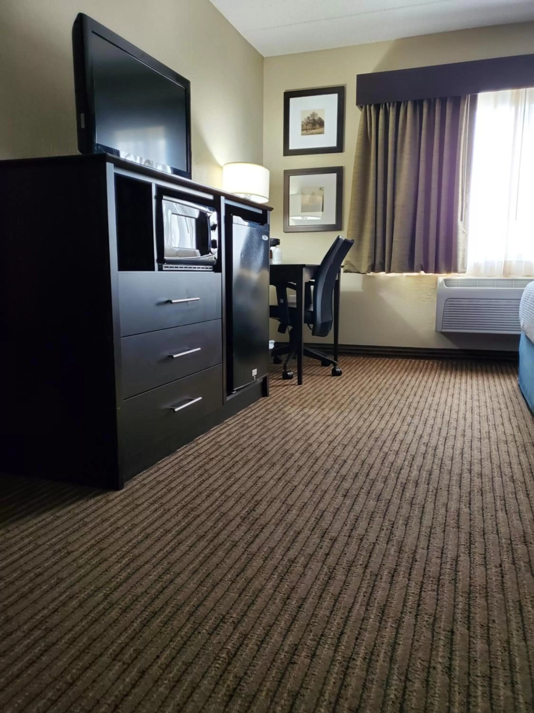 TV and multimedia, Bed in AmericInn by Wyndham Mankato Event Center near MSU
