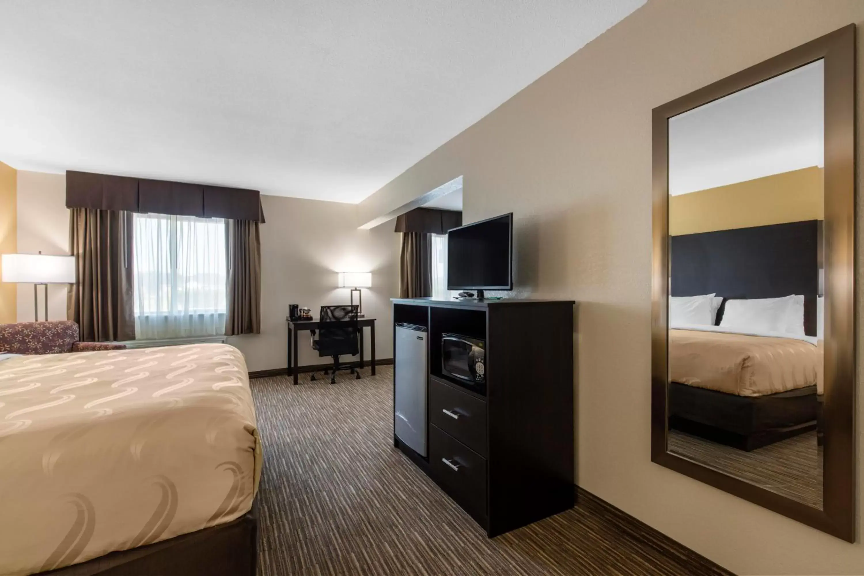 Communal lounge/ TV room, TV/Entertainment Center in Quality Inn & Suites Metropolis I-24