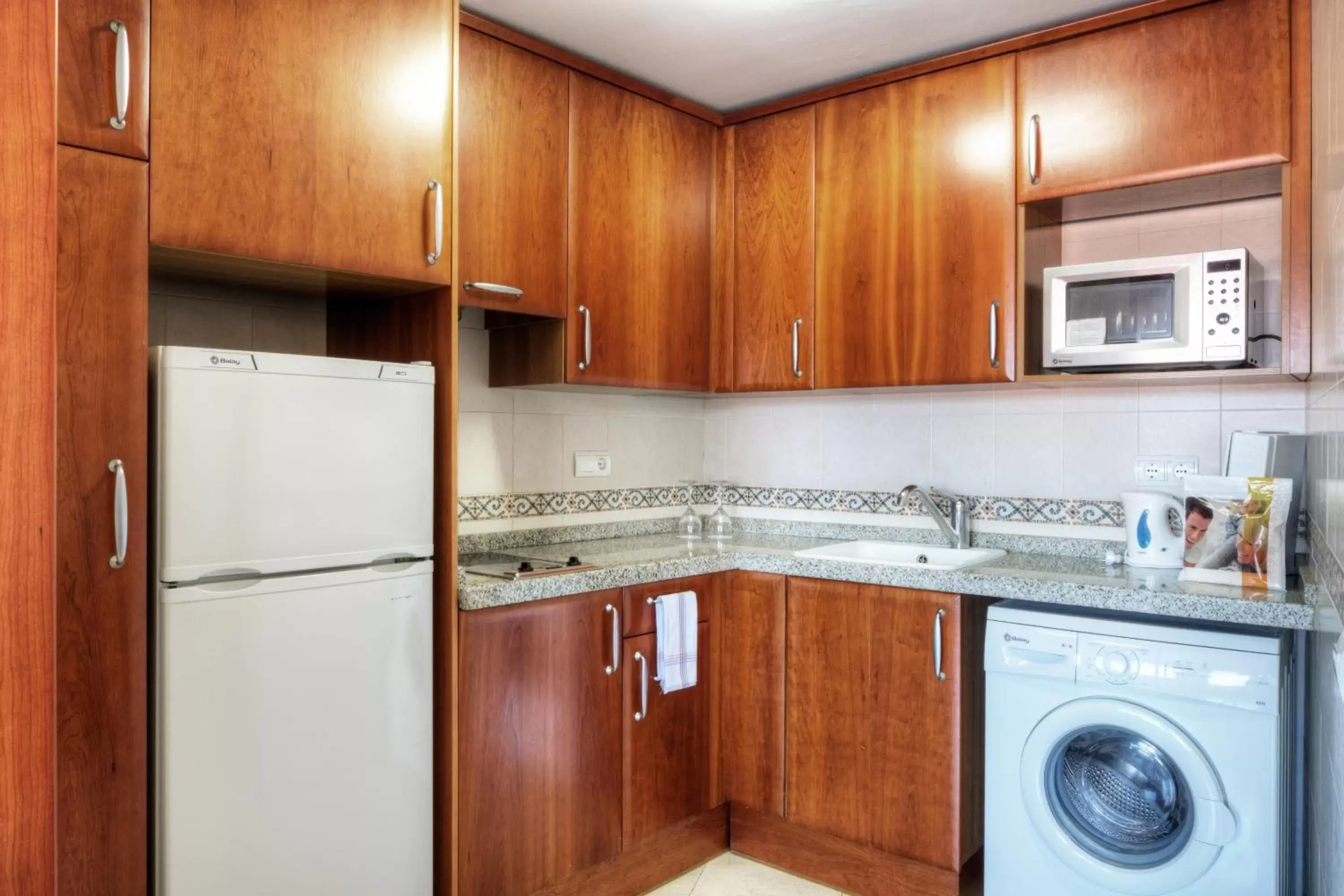 Decorative detail, Kitchen/Kitchenette in Sunway Playa Golf & Spa Sitges