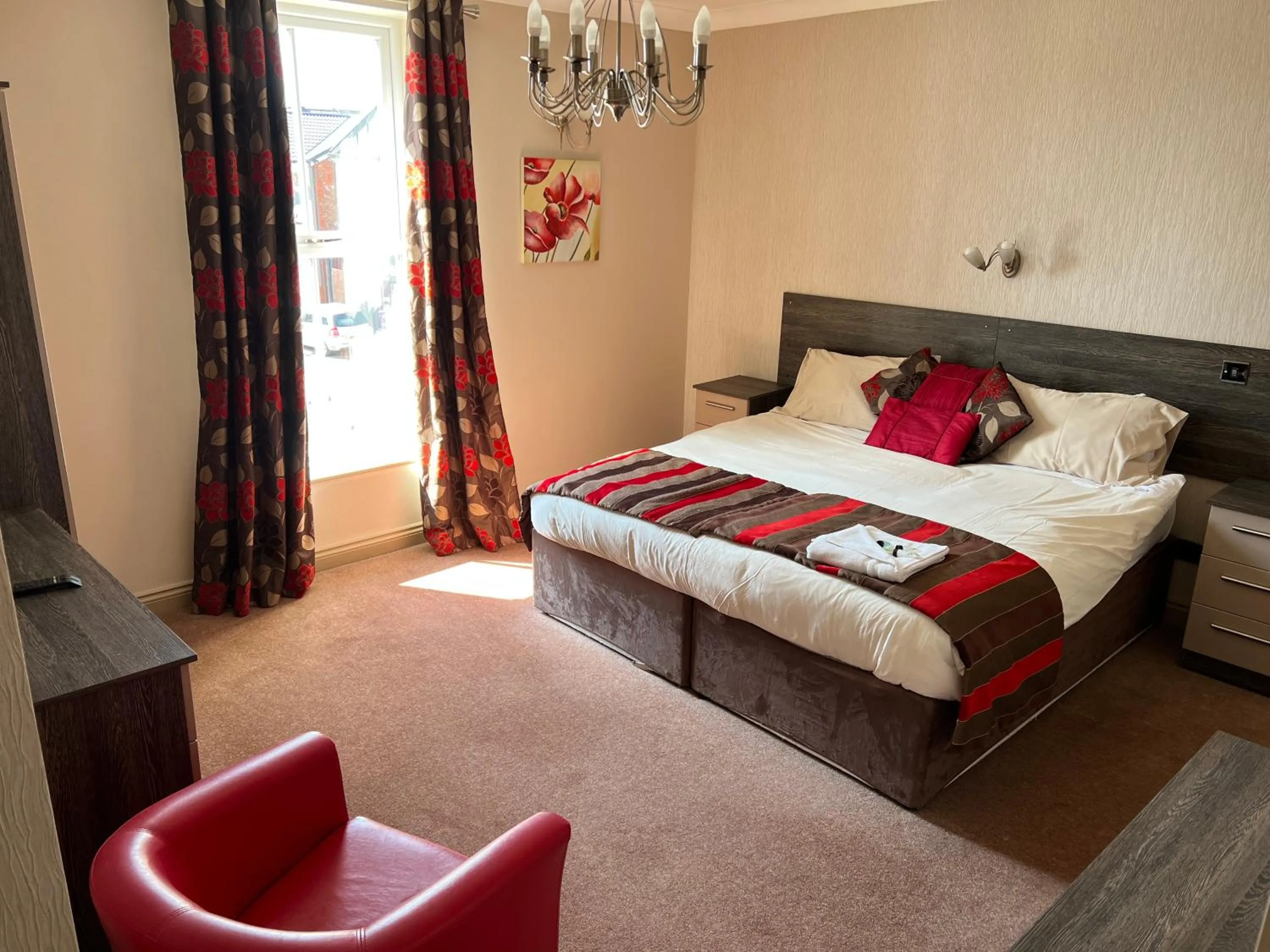 Photo of the whole room in Southport Metro Hotel