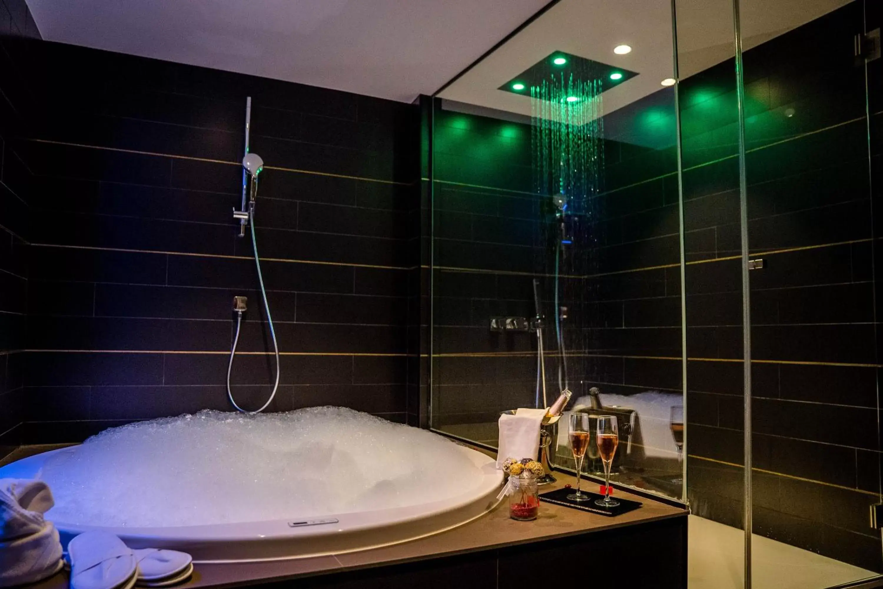 Hot Tub, Bathroom in Felix Hotel