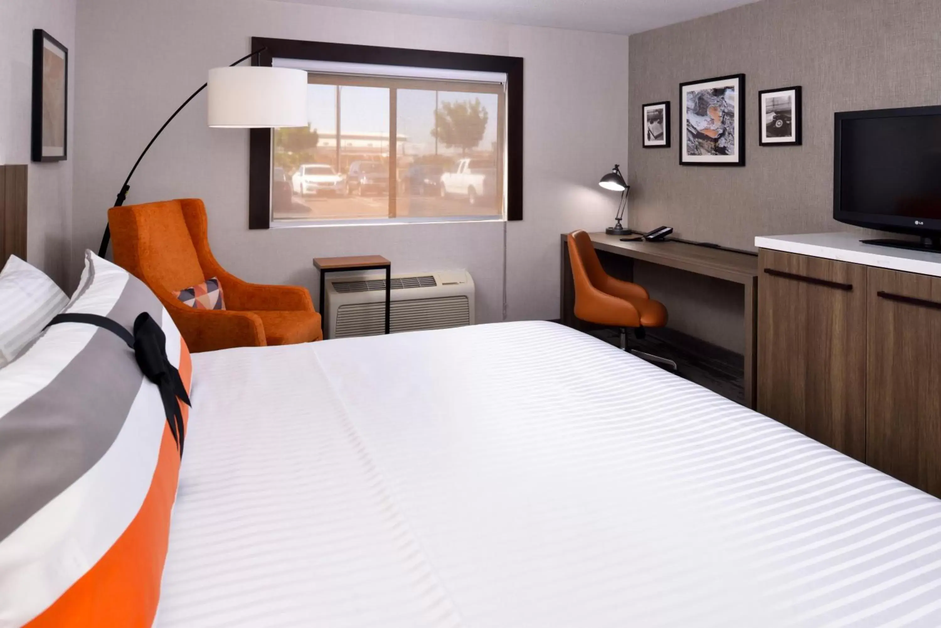 Bed in Modesto Hotel - Gateway to Yosemite