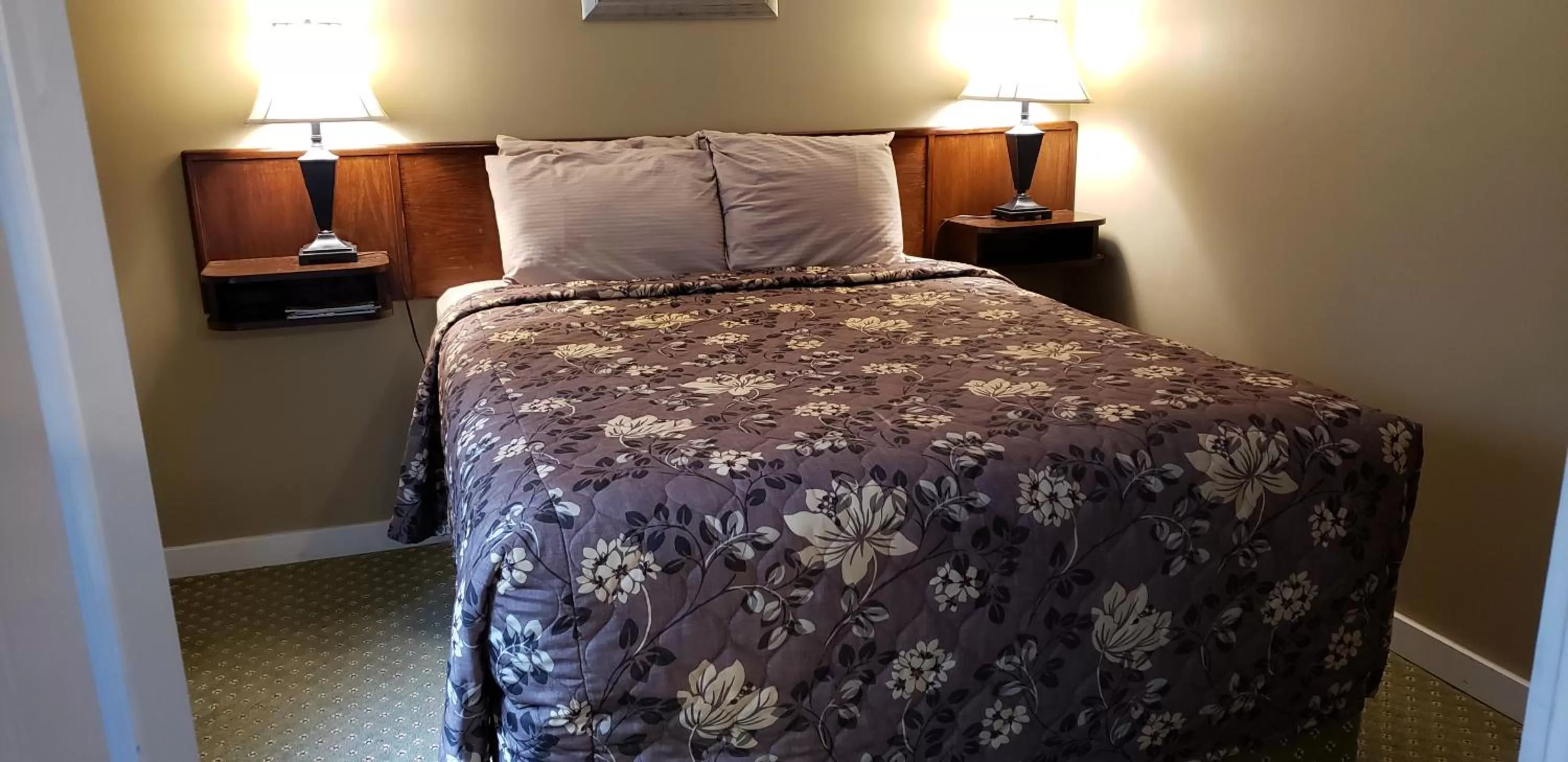 Bed in Malahat Bungalows Motel