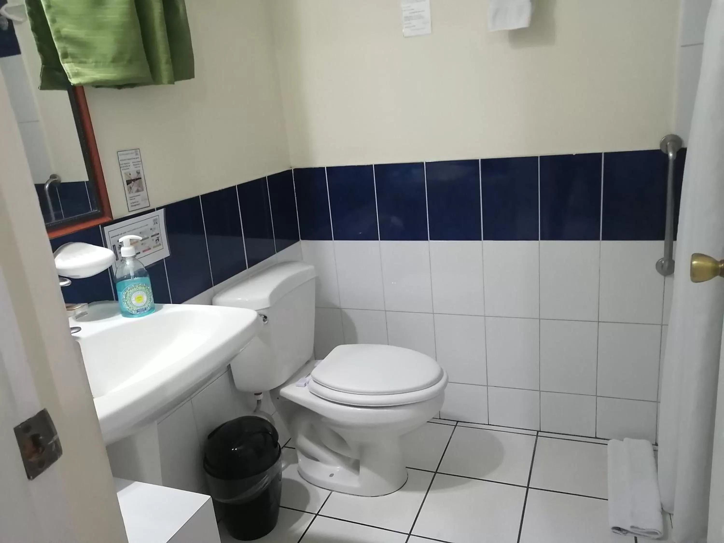 Bathroom in Hotel Villa Serena San Benito