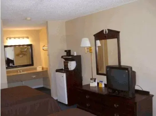 TV/Entertainment Center in Americas Best Value Inn Hazlehurst