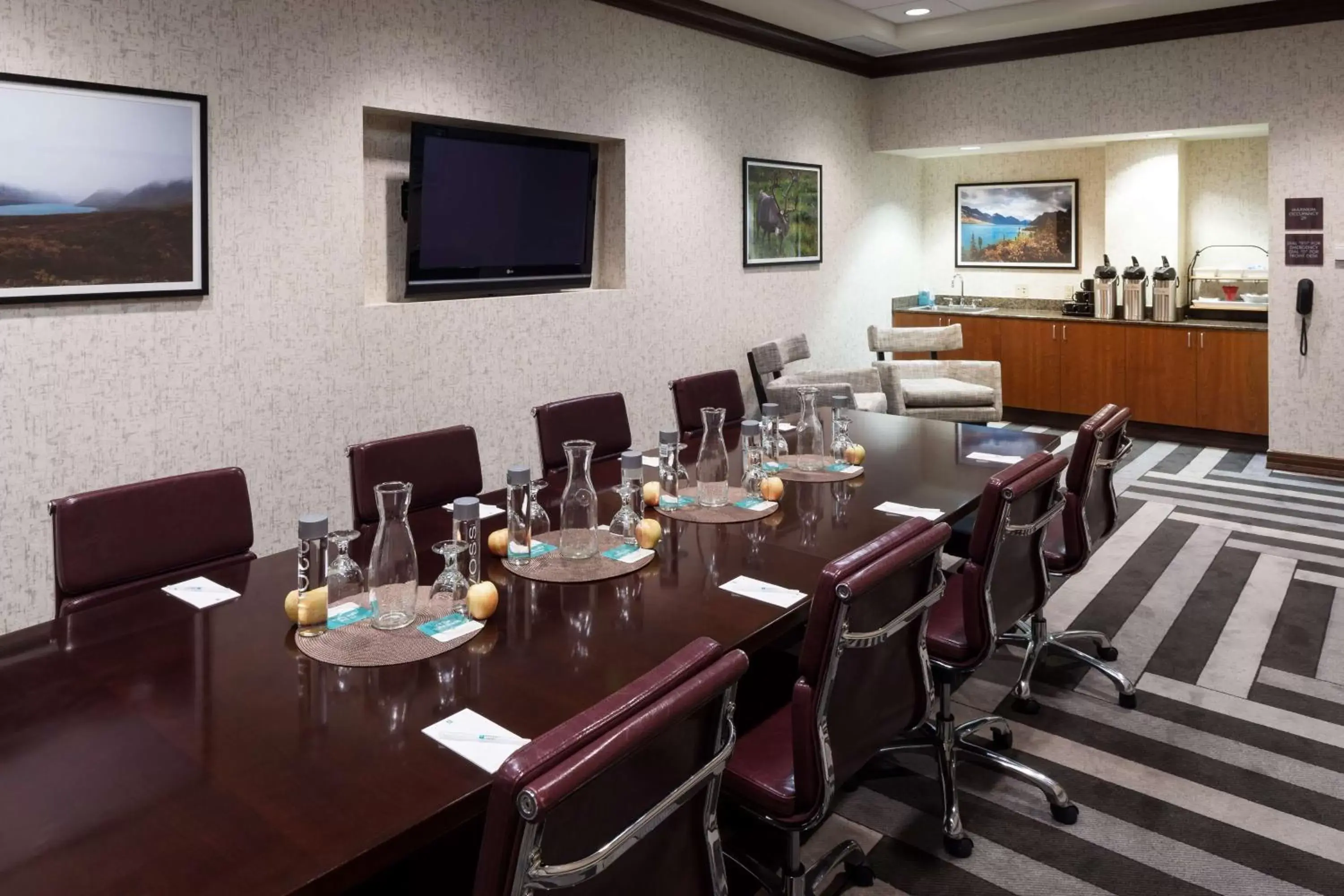 Meeting/conference room, Restaurant/Places to Eat in Embassy Suites Anchorage