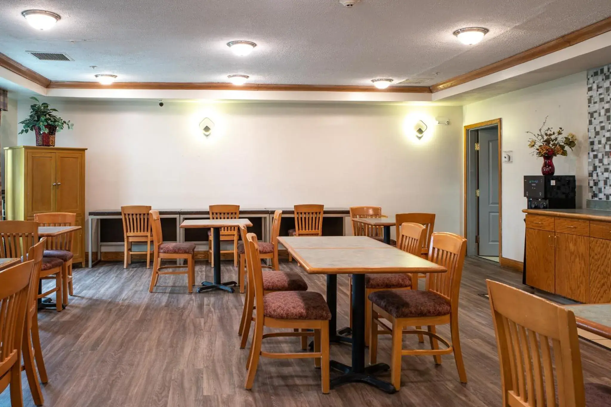 Dining area, Restaurant/Places to Eat in BlissPoint Inn & Suites Marion