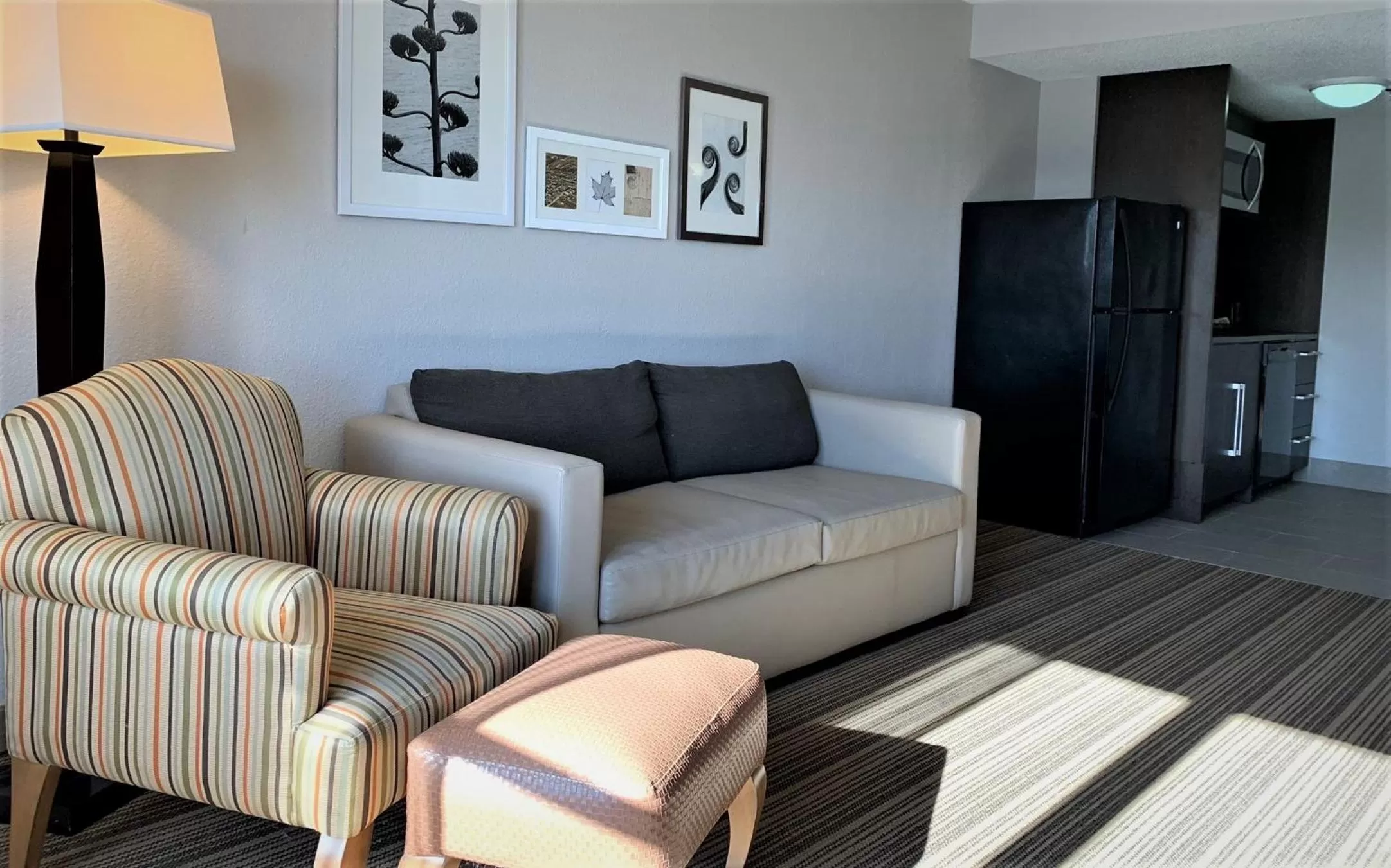 Living room in Country Inn & Suites by Radisson, Clarksville, TN