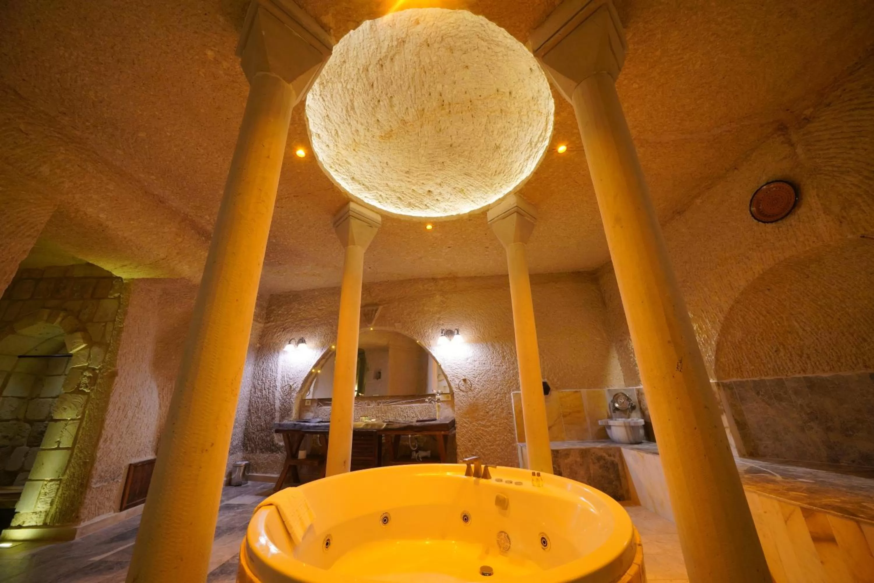 Hot Tub in Shoestring Cave House