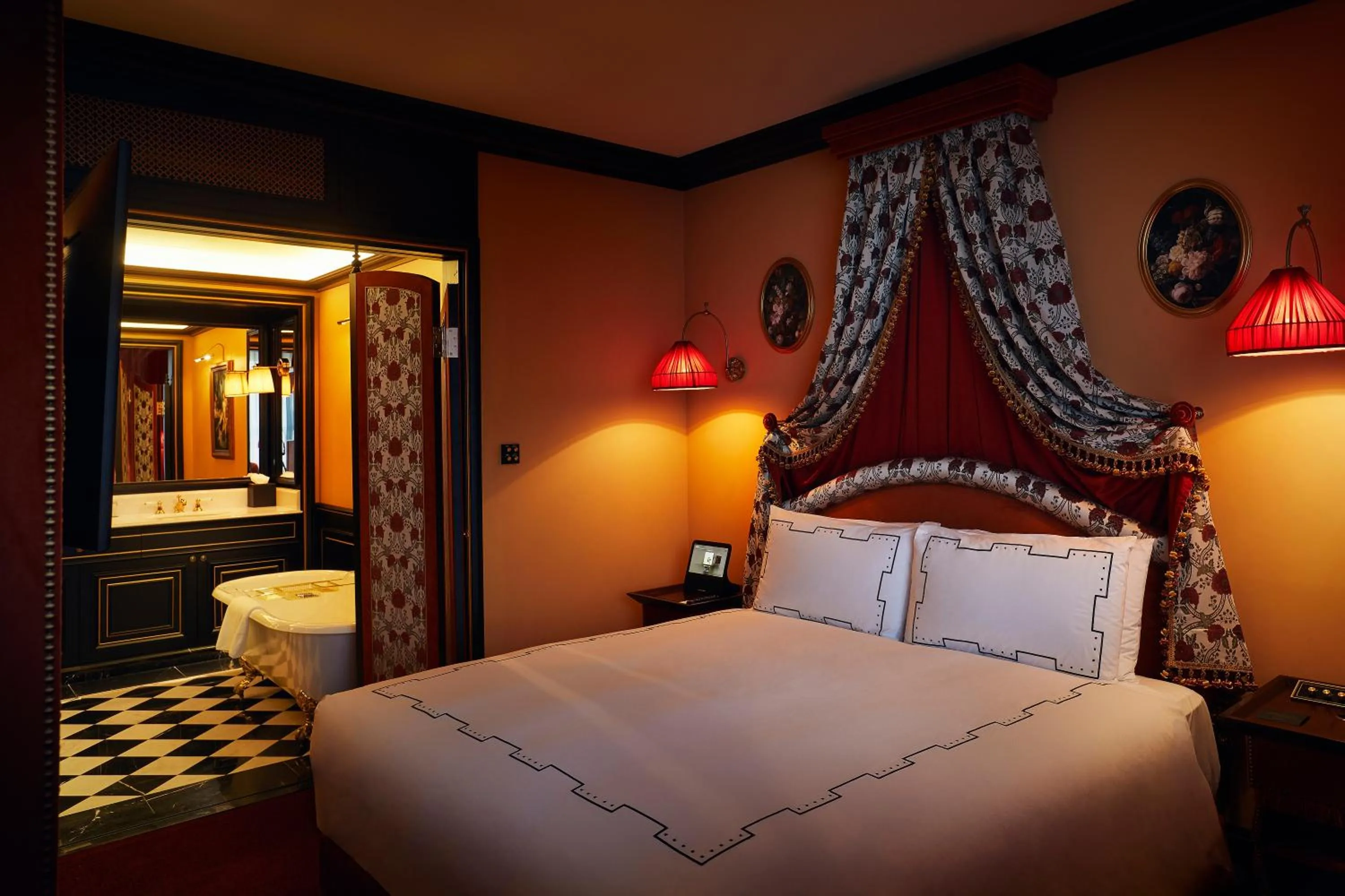 Bed in L'Escape Hotel
