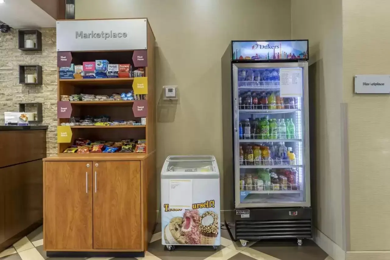 vending machine, Supermarket/Shops in Comfort Suites Batesville