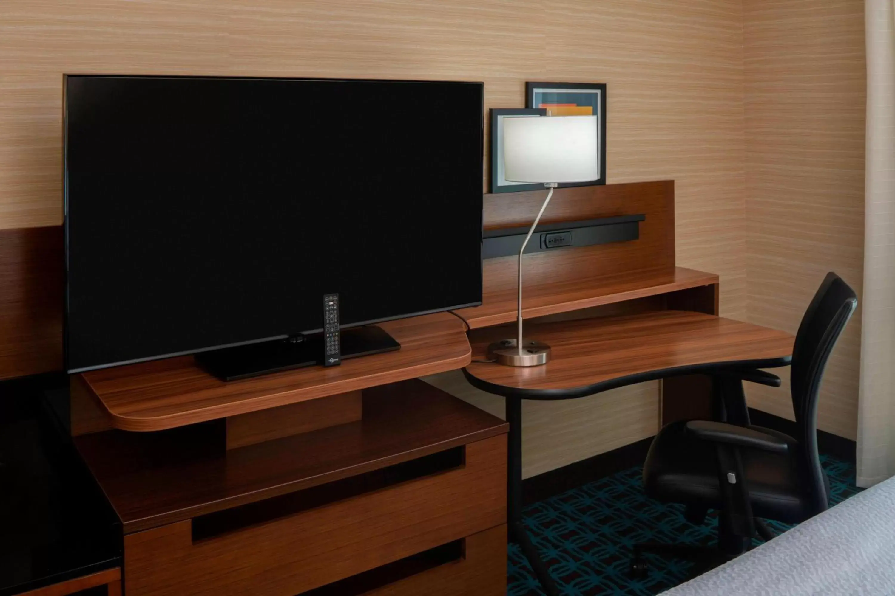Photo of the whole room, TV/Entertainment Center in Fairfield Inn & Suites by Marriott Batesville