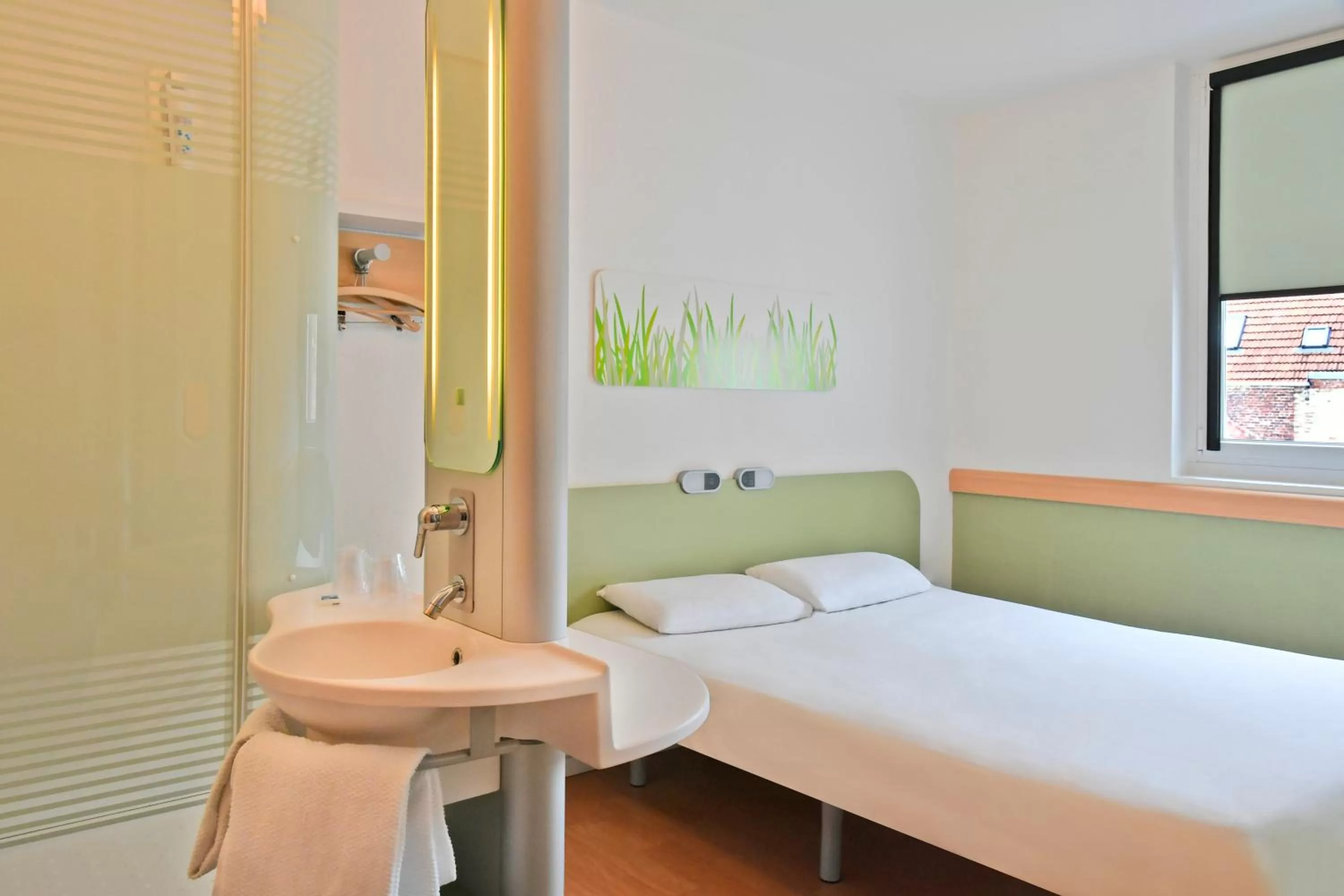 Shower, Bed in ibis budget Saint-Quentin Centre Gare