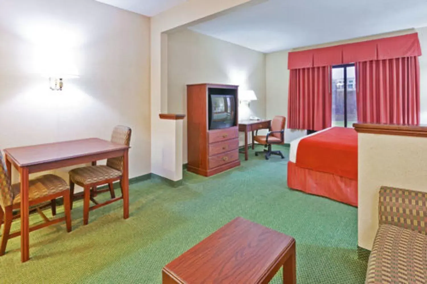 Bed, TV/Entertainment Center in Auburn Place Hotel & Suites Paducah