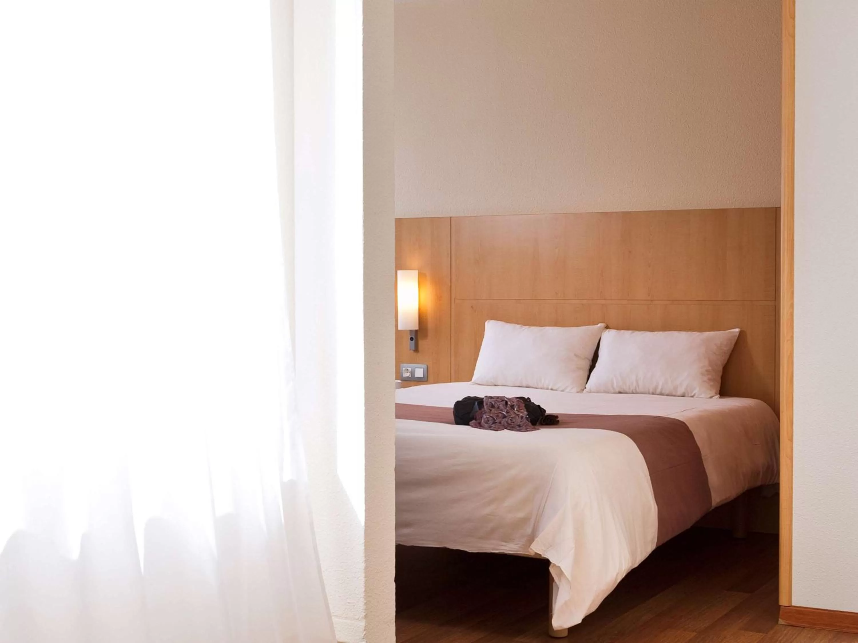 Photo of the whole room, Bed in ibis Hotel Brussels Expo Atomium