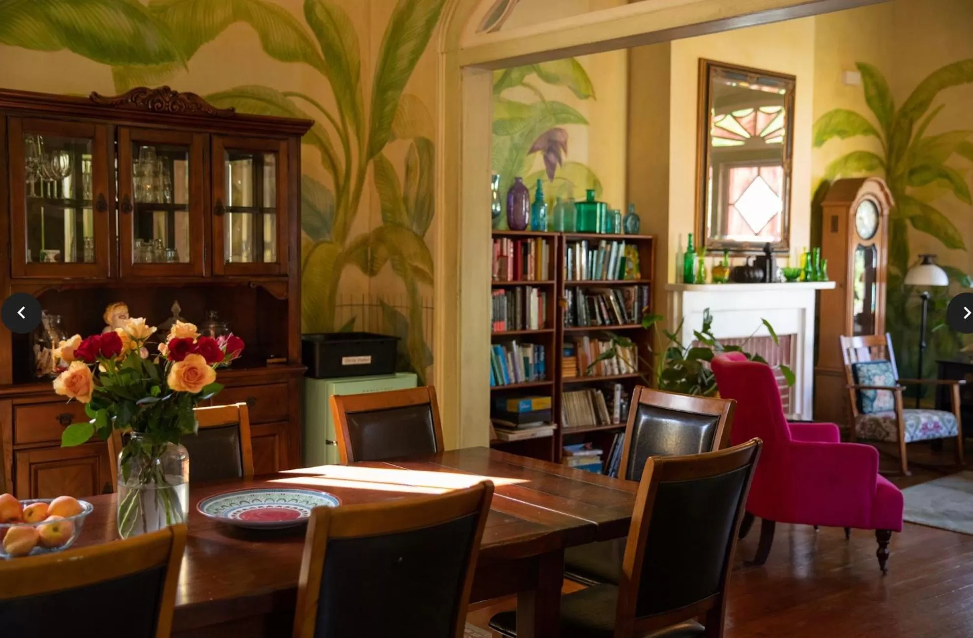 Library in Auld Sweet Olive Bed and Breakfast