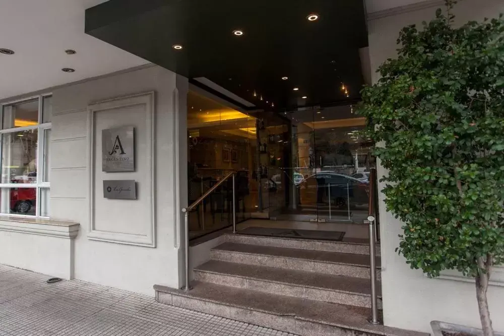 Facade/entrance in Argentino Hotel