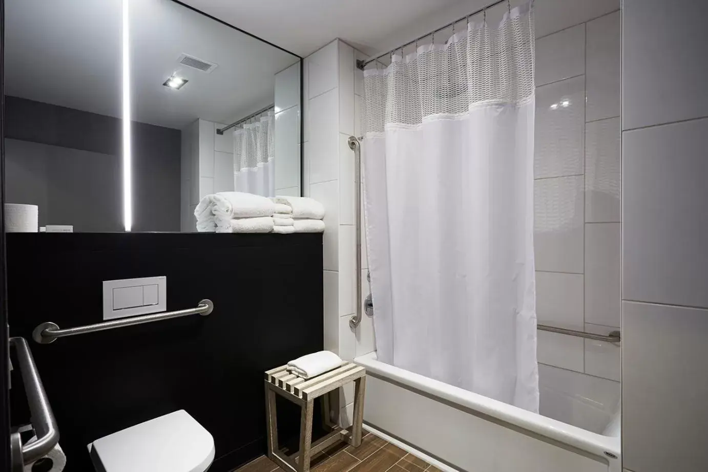 Shower, Bathroom in Hôtel Escad Quartier DIX30