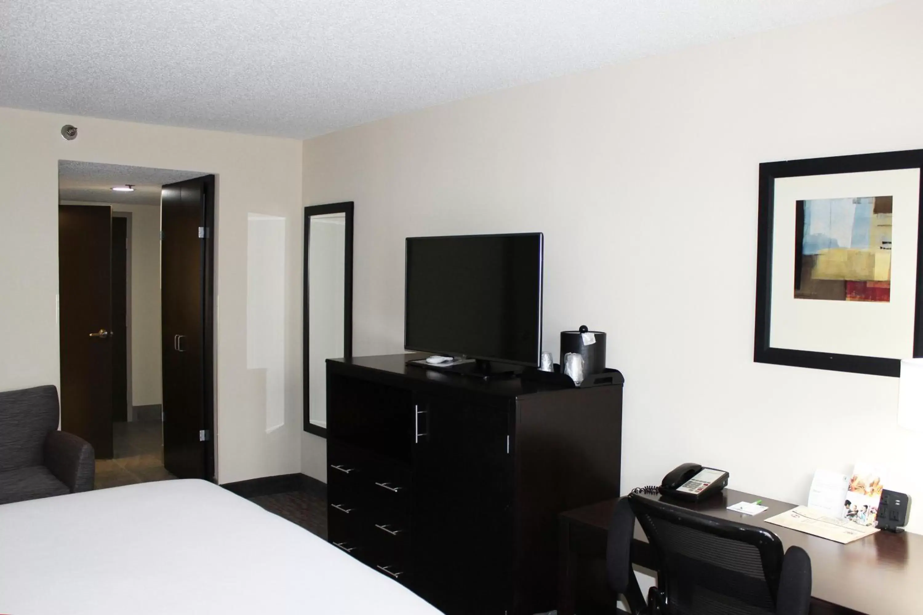 Photo of the whole room, TV/Entertainment Center in Holiday Inn Hotel Atlanta-Northlake, a Full Service Hotel