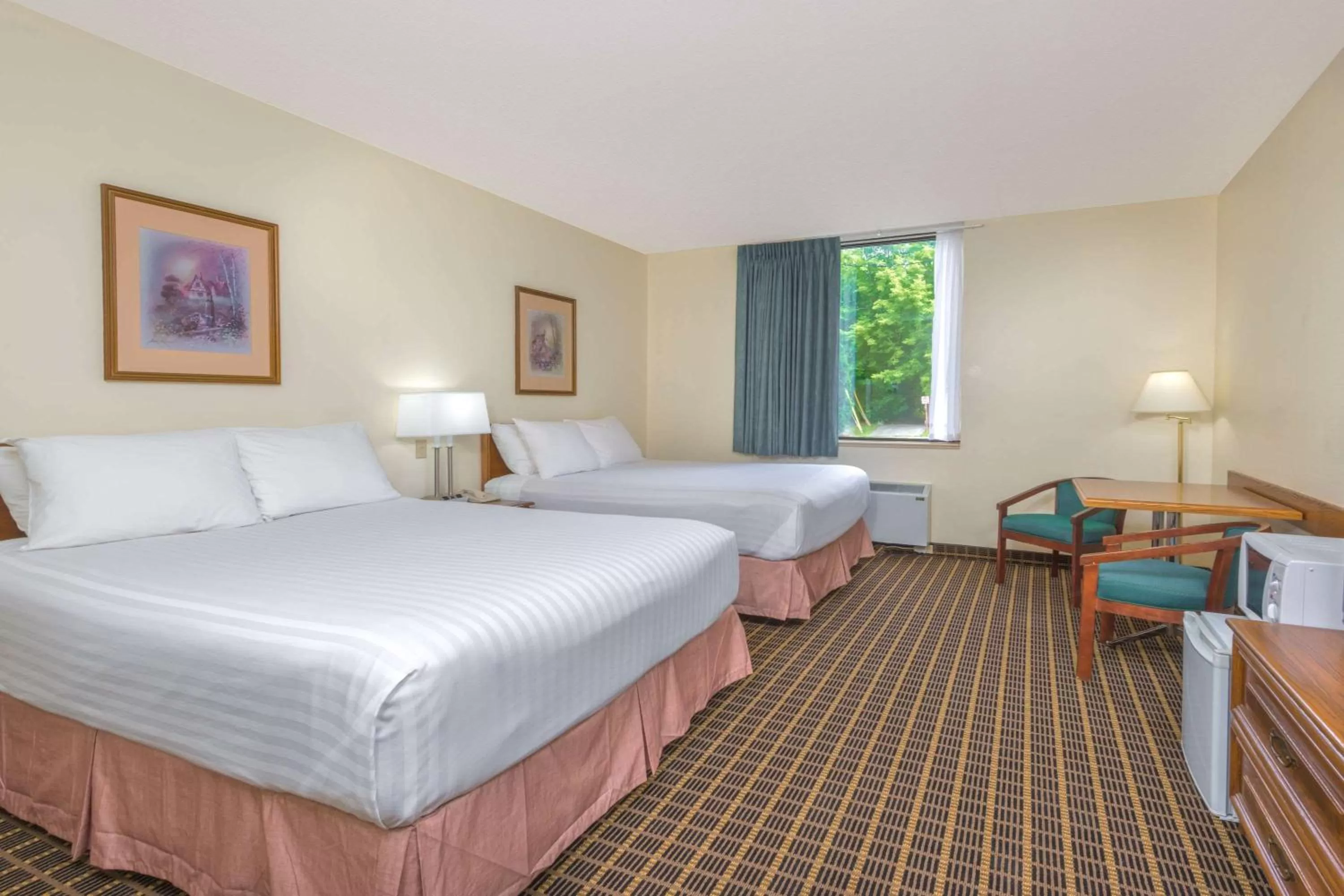 Photo of the whole room, Bed in Howard Johnson by Wyndham Tillsonburg