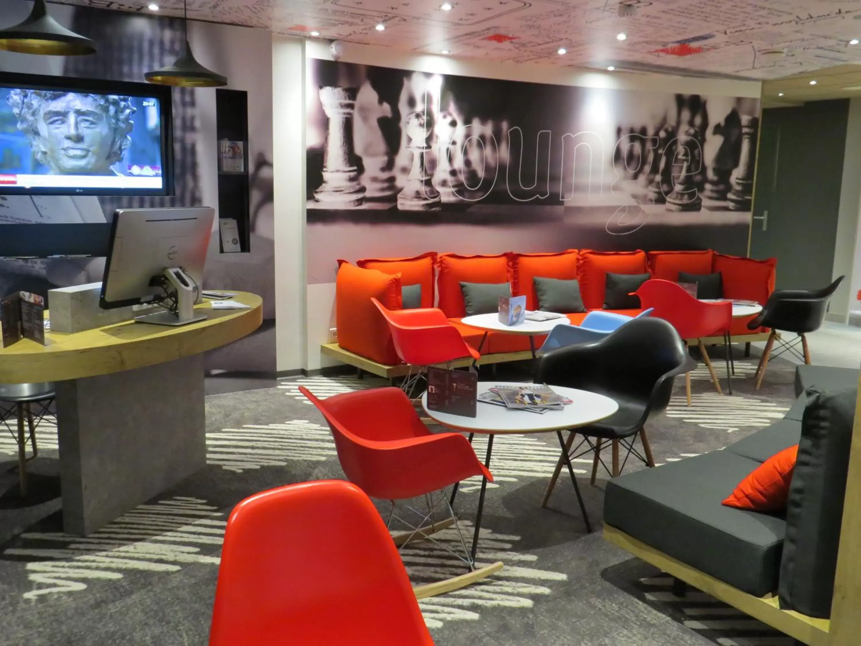 Lounge or bar in ibis Soissons