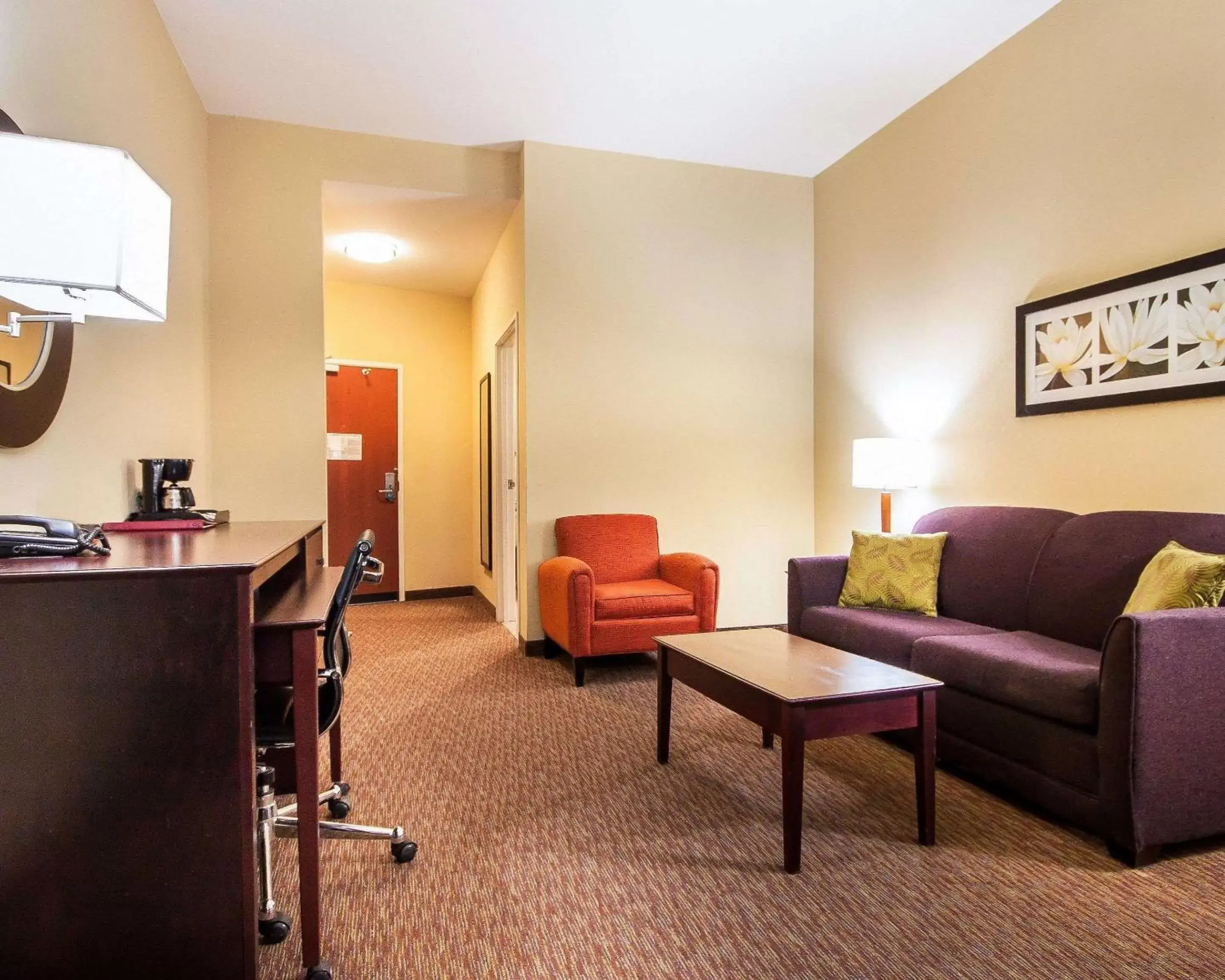 Photo of the whole room, Seating Area in Comfort Suites Pecos