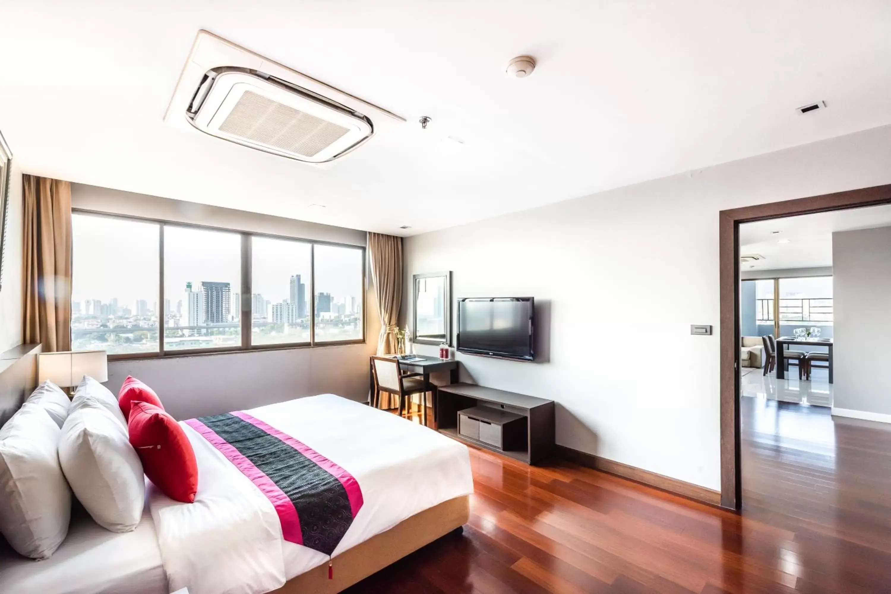 TV and multimedia in Royal Suite Hotel Bangkok