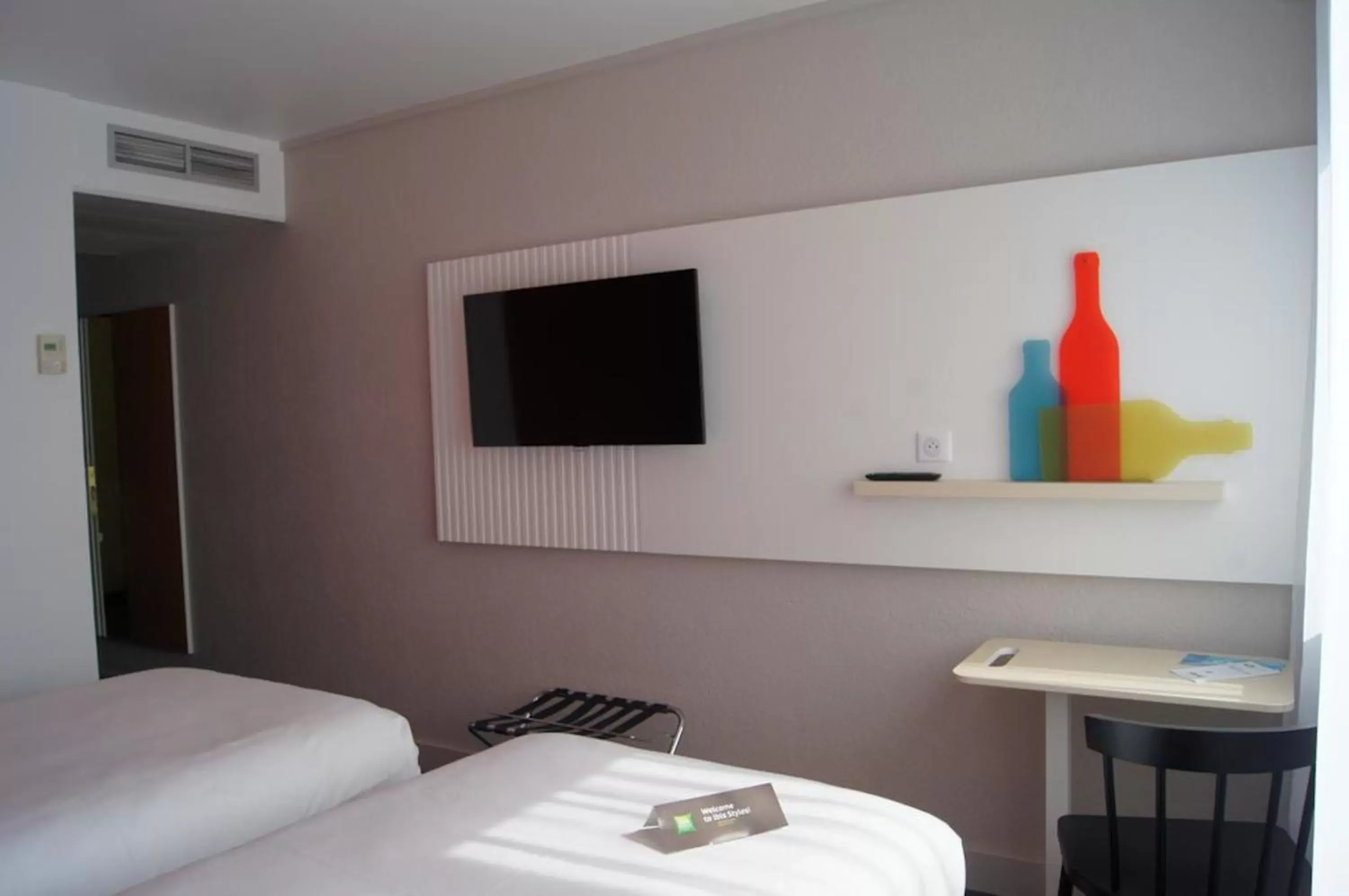 Bedroom, Bed in Hôtel ibis Styles Auxerre Nord