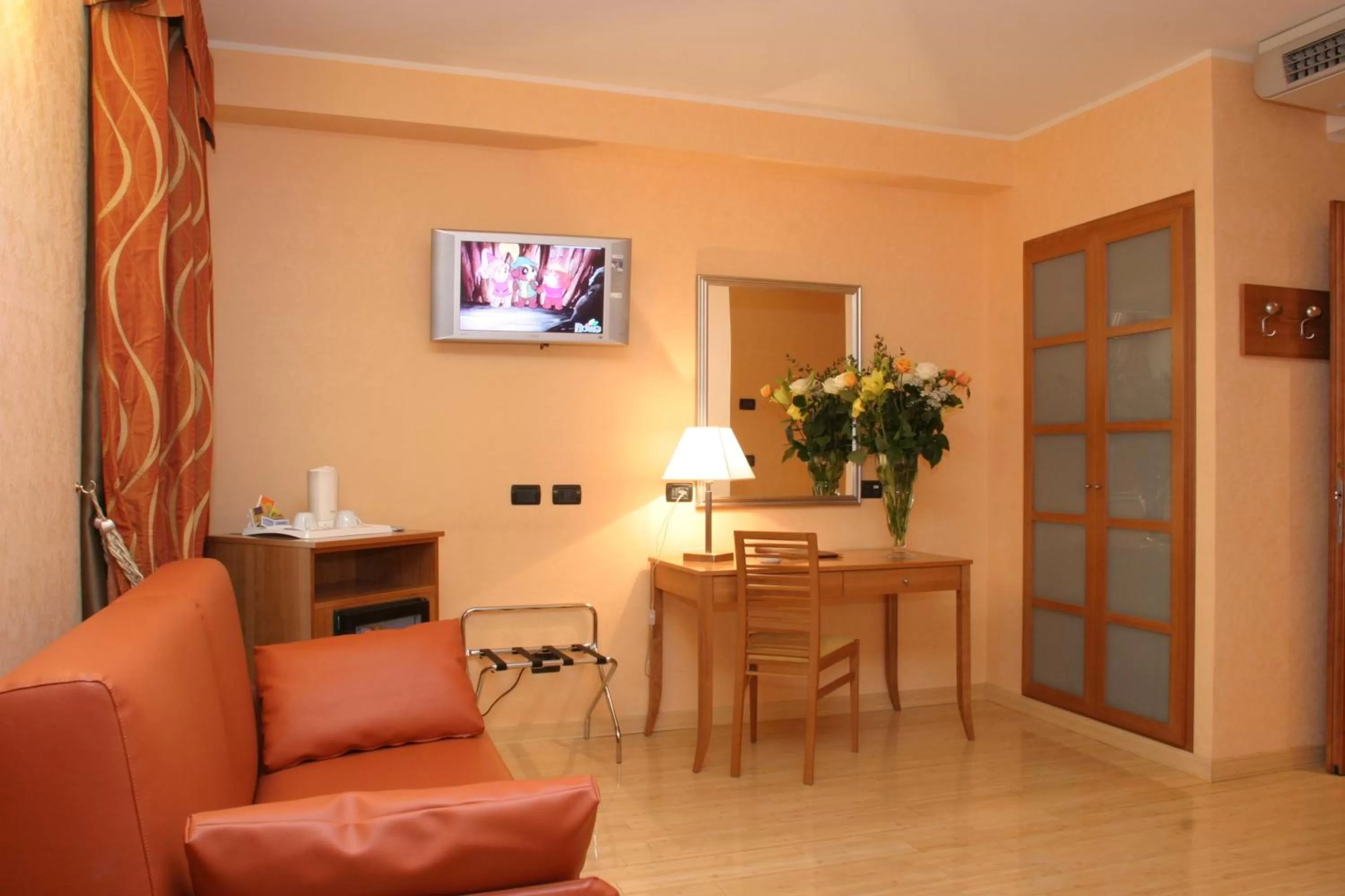 Photo of the whole room in Hotel Continental