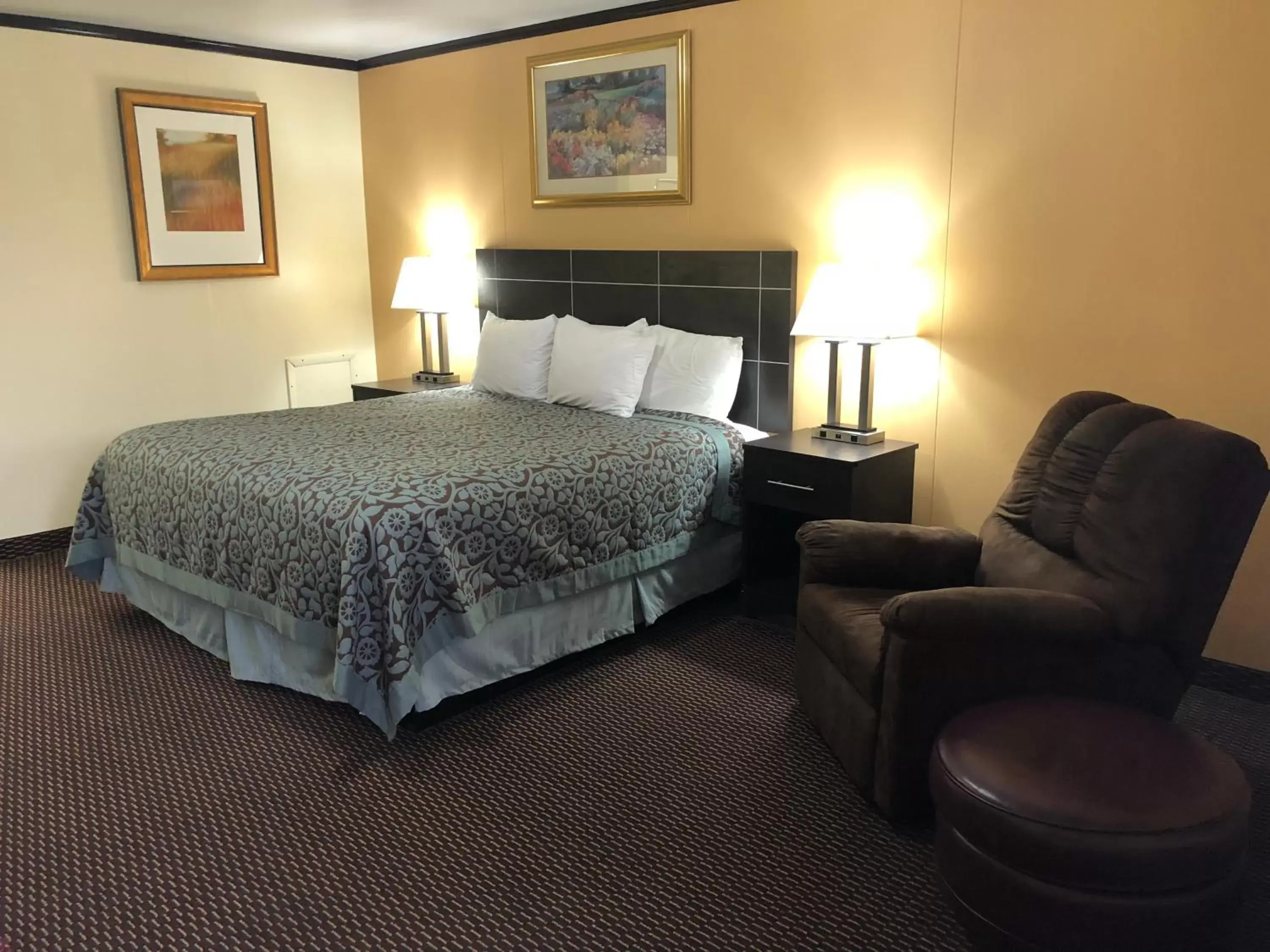 Deluxe King Room in Flamingo Inn Deluxe King Room in Flamingo Inn