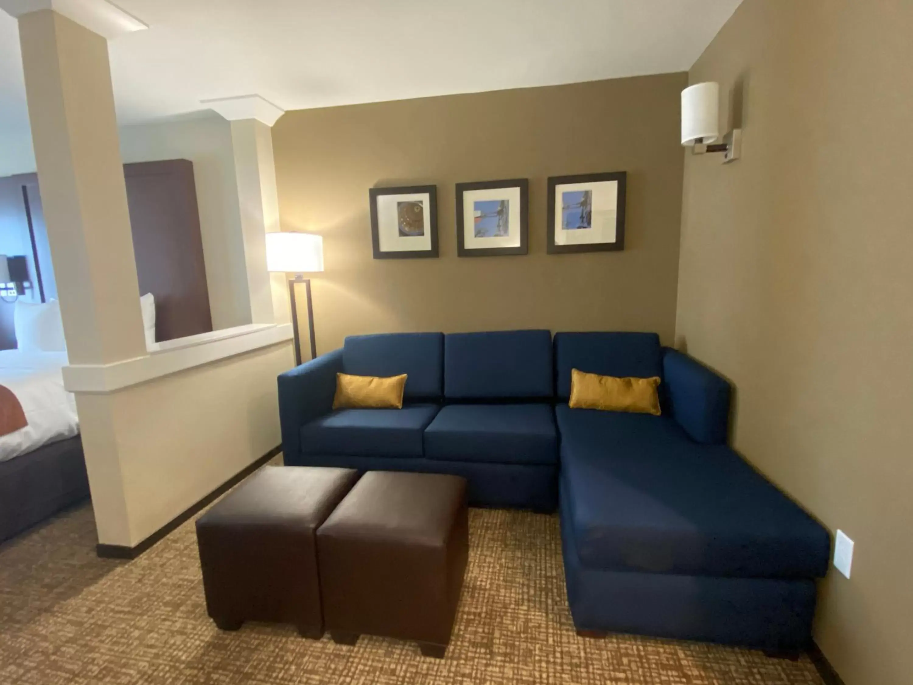 Seating Area in Comfort Suites Midland West